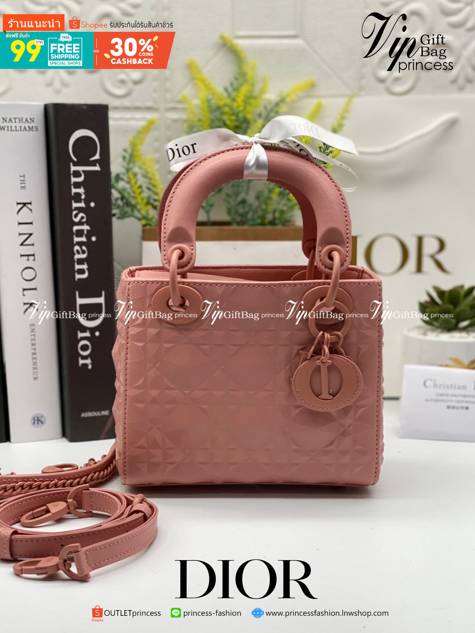หนังแท้ DIOR LADY BAG 17cm ไซส์เล็กขนาดกำลังน่ารักเลยค่ะ งานออริหนังแท้ทั้งใบปั้มลายรุ่นใหม่ล่าสุด ความสง่างามอีกหนึ่งรุ่นของ Dior รูปทรงสีเหลียม ขนาดกระทัดรัด ตั้งอยู่ทรง ฐานกระเป๋าแข็งแรง มีหมุดรองฐาน ดีไซน์ที่มีเอกลักษณ์เฉพาะตัว ด้านหน้าตกแต่งด้วยตัวอั