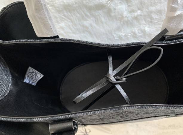 LOEWE Canvas Elephant Bag In Anagram Print คอลเลคชั่นใหม่ล่าสุด ดีไซน์รูปน้องช้าง น่ารักมากมาย งานแบรนด์หรูจาก โลเอเว่ (LOEWE) คงความเอกลักษณ์ด้วยวัสดุ Anagram Canvas Jacquard Fabric ผสมผสานหนังแท้ Calfskin ลงตัวสุดคลาสสิค ด้านในโลงกว้าง จุของได้เยอะเลยค่