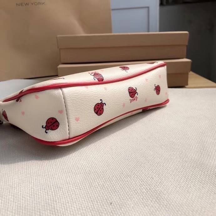 OUTLET 】Coach Signature Top Handle Coach Pouch with Strawberry, Watermelon, Ladybug พร้อมส่งที่ไทย เป็นอีกรุ่นหนึ่งที่ได้รับความนิยมในหมู่สาว ๆ ค่ะ นอกจากราคาจะไม่สูงแล้ว ยังมีรูปทรงที่น่าสนใจอีกด้วย กะทัดรัดแต่ใช้งานง่าย เหมาะกับทุกโอกาส สำหรับกระเป๋าคล้