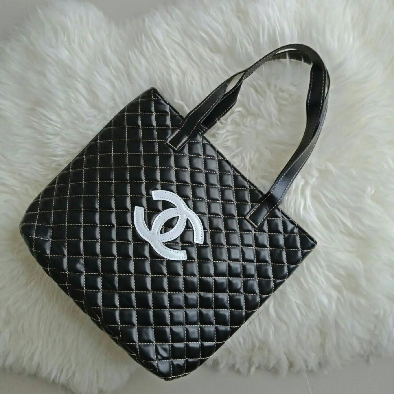 CHANEL LARGE VIP TOTE BAG สินค้าสมนาคุณจากงาน VIP GIFT แบรนด์ดังสุดหรูอย่าง CHANEL โดดเด่นด้วยตัวกระเป๋าขนาดใหญ่ จุของได้เยอะ วัสดุหนัง PU นิ่ม ด้านหน้าปักด้วยโลโก้ CC หนังแก้ว เปิดปิดด้วยกระดุมแม่เหล็ก ด้านในผ้าบุปั้มแบรนด์ชาแนล มีช่องใส่ของใหญ่ แถมแบ่งช