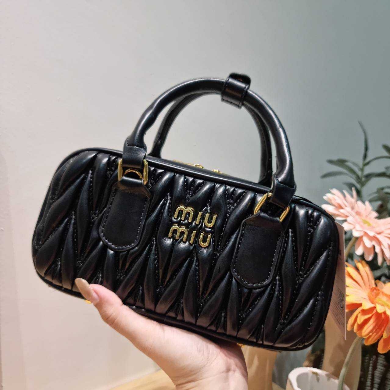 MIU MIU ARCADIE METELASSE LEATHER BAG กระเป๋าถือ/สะพายสุดชิค ที่ไม่มีตอนนี้คือพลาด ดีไซน์เพิ่มดีเทล ด้วยการเดินด้ายเป็นเอกลักษณ์ สวยดูแพง หูจับในตัวง่ายและสะดวกพกพา