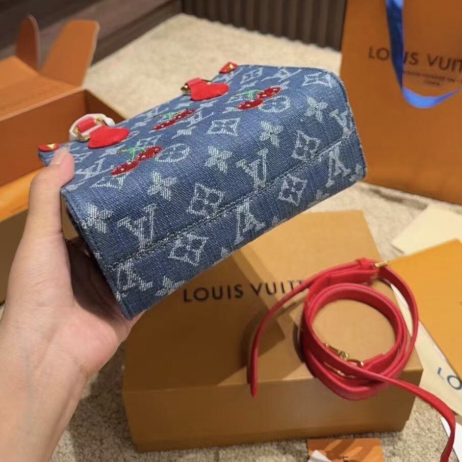 LV OnTheGo BB Monogram cherry denim 18cm กระเป๋าสะพายทรงมินิโท้ท ไอเท็มสุดโดดเด่นมีชีวิตชีวา ด้วยเดนิมวินเทจปักลายเชอร์รี่สีสันสดใสสะดุดตาสะท้อนสไตล์ไอคอนิก ผสานสไตล์ล้ำสมัยเปี่ยมฟังก์ชัน