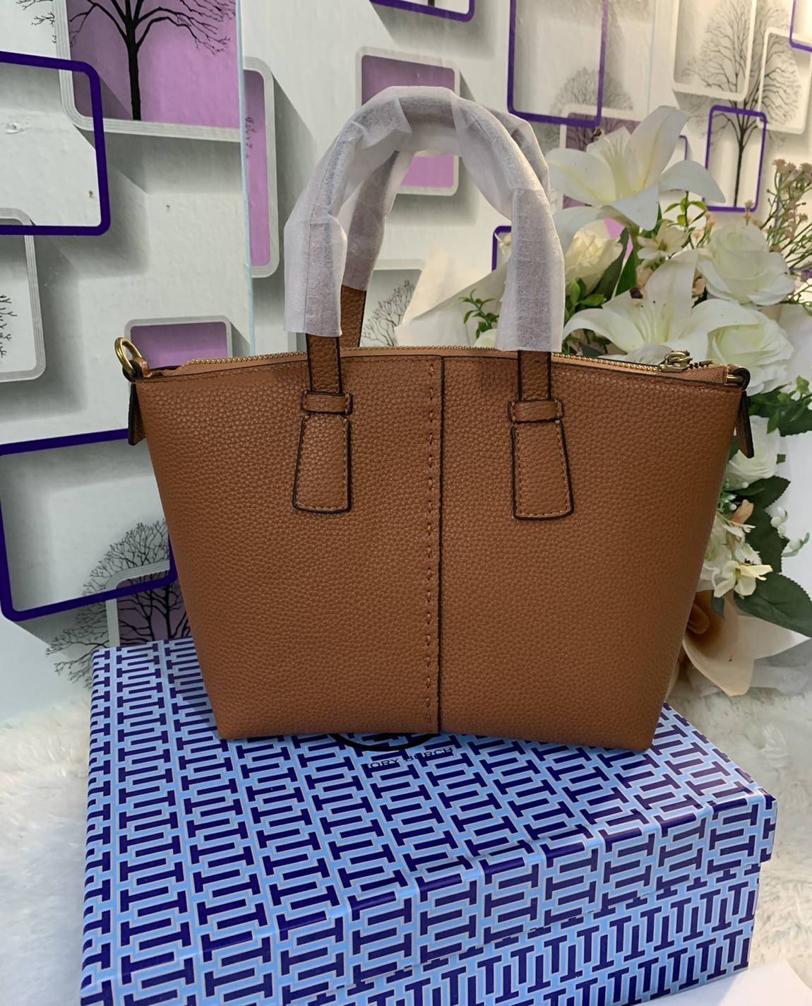 Tory Burch McGraw Mini Top Zip Satchel กระเป๋าสะพายทรงสวย ขนาดกำลังดี หูจับถนัดมือ วัสดุหนังแกะสังเคราะห์หนังสวยเงาขึ้นรูป ประดับโลโก้แบรนด์ด้วยหนังที่ด้านหน้า จะสะพายข้างหรือcrossbody ได้หมด แมทกับชุดได้ง่าย น้ำหนักเบาค่ะ มาพร้อมสายสะพายยาวปรับระดับได้ ถ