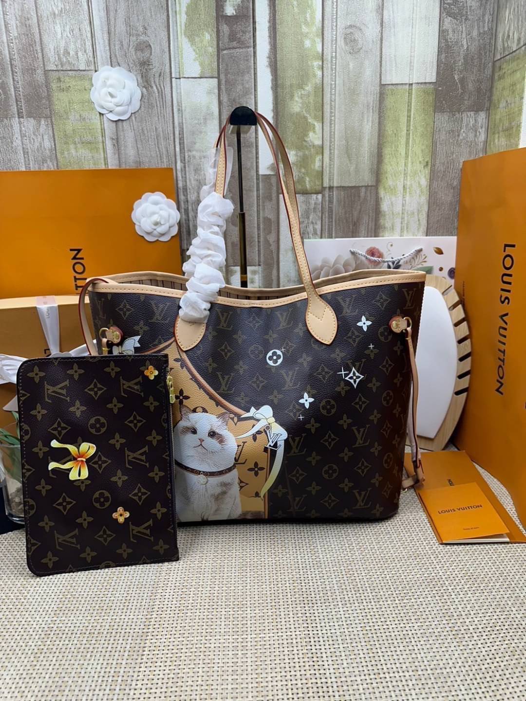 LV Neverfull MM Tote Monogram Canvas With Cat / Puppies กระเป๋าทรงโท้ท รุ่นลิมิเต็ด พิมพ์ลายน้องหมา น้องแมว ลวดลายท่องเที่ยว ลายสีสัน เป็นการรังสรรค์สุดท้าทายครั้งใหม่ของกระเป๋ารุ่นไอคอนิกจากหลุยส์ ผสานความหลากหลายในการใช้งานยุคใหม่กับพลังสีสันอันสดใสได้อ