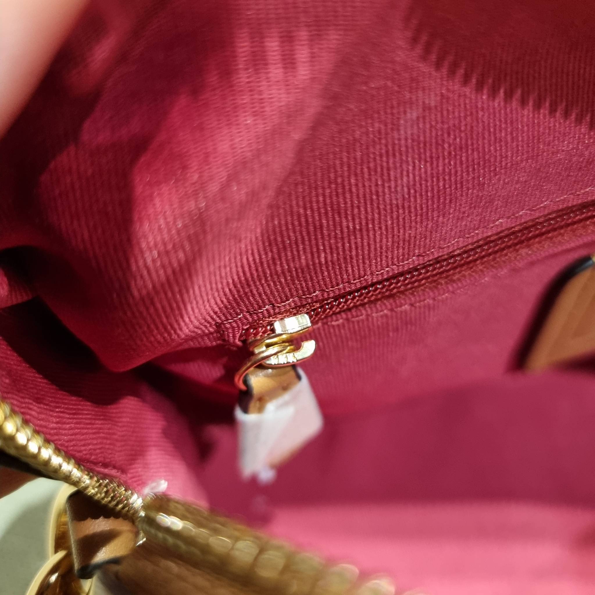 COACH C4396 ROWAN SATCHEL IN RAINBOW SIGNATURE CANVAS กระเป๋าทรงหมอนยอดฮิต คอลเลคชั่นที่สวยโดดเด่น ด้วยดีไซน์เรนโบว์ สดใส!! รูปทรงสวยงาม คลาสสิค และใช้งานได้อย่างกระฉับกระเฉง วัสดุหนังแคนวาสเคลือบลาย ทนทาน ภายในโล่งกว้าง มีช่องซิปและแบ่งสัดส่วนได้ลงตัว บอ