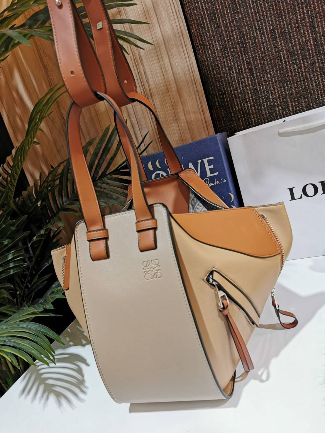 LOEWE Hammock Small leather and canvas LOEWE HANDLE & SHOULDER BAG GIFT WITH PURCHASE (GWP) กระเป๋าถือหรือสะพายหนังแท้พรีเมี่ยมกิ๊ฟ Limited จาก LOEWE PERFUME DUTYFREE รุ่น Rare items สุดๆวัสดุหนังแท้ Calfskin หนังสวยดีไซน์มีเอกลักษณ์ ใบใหญ่กำลังดี น้ำหนัก