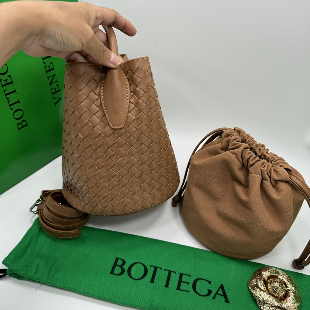 BOTTEGA MINI CABAT LEATHER TOTE BAG 19cm กระเป๋าสะพายขนาดมินิ พร้อมใบลูก ดีไซส์สานเป็นเอกลักษณ์ หนัง nappa นิ่มสวยงาม