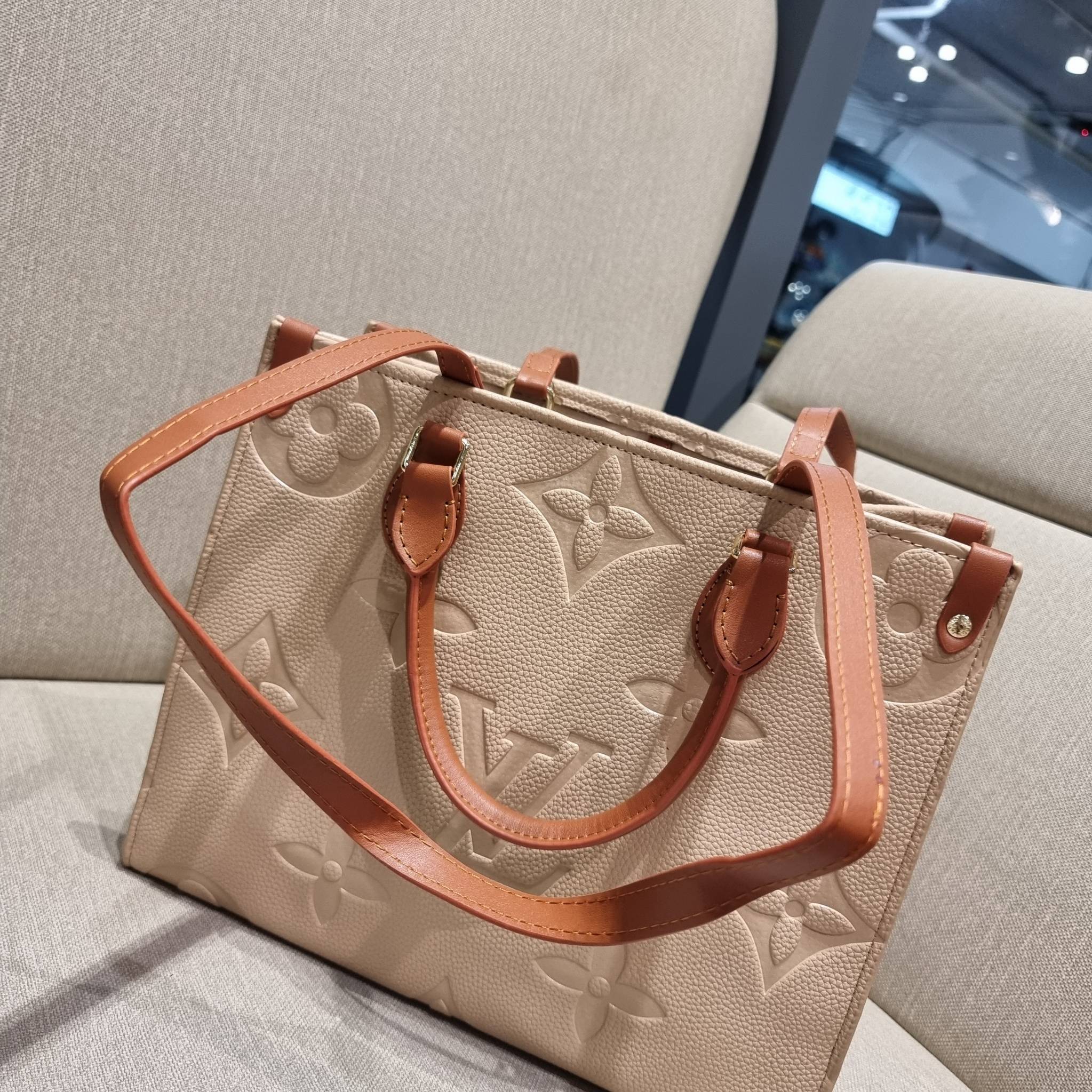 LV crossbody tote bag / LV Shopping Bag ดีไซน์สวยคม สมราคา ดูแพงไปอีก ด้วยดีเทลลายของหนัง crossgrain กระเป๋าทรงโท้ทคลาสสิค ผู้ดียืนหนึ่ง โทนสีใช้งานง่าย แมทช์ได้ทุกลุค มาพร้อมหูจับในตัว แบบหูหิ้ว และหูยาวสำหรับสะพายไหล่ เก๋มาก ชิคมาก ภายในโล่งกว้างมาก มีอ