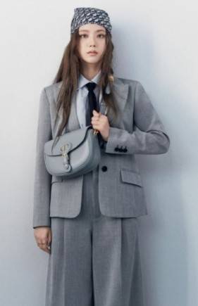 Dior Bobby Bag (GWP) พรีเมี่ยมกิ้ฟ Limited Edition วัสดุหนังแท้ Calfskin อะไหล่ทอง กระเป๋าหรูยอดฮิต ดีไซน์เป็นทรงโค้งเรียบหรูแบบโบฮีเมียนนิดๆ ด้านหน้าประดัลโลโก้ CD เด่นชัด ตอกย้ำความเป็นแบรนด์หรู Christian Dior แมทกับชุดได้ง่าย ใช้ได้ทุกวัน ทั้งสะพายไหล่