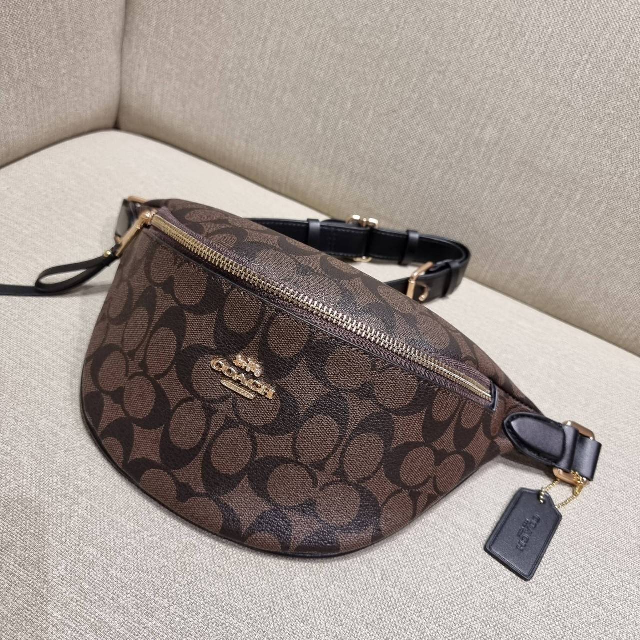 COACH F48740 BELT BAG IN SIGNATURE CANVAS กระเป๋าคาดอกทรง Unisex ที่ขายดีถล่มทลาย!! ขายได้ตลอดปี!! สวยเท่ทุกสี วัสดุหนังแคนวาสเคลือบคุณภาพดี ทนทาน ใช้งานง่าย ภายในเป็นช่องโล่ง เหมาะสำหรับคนที่ชอบพกอะไรง่ายๆ รับรองตอบโจทย์น้า