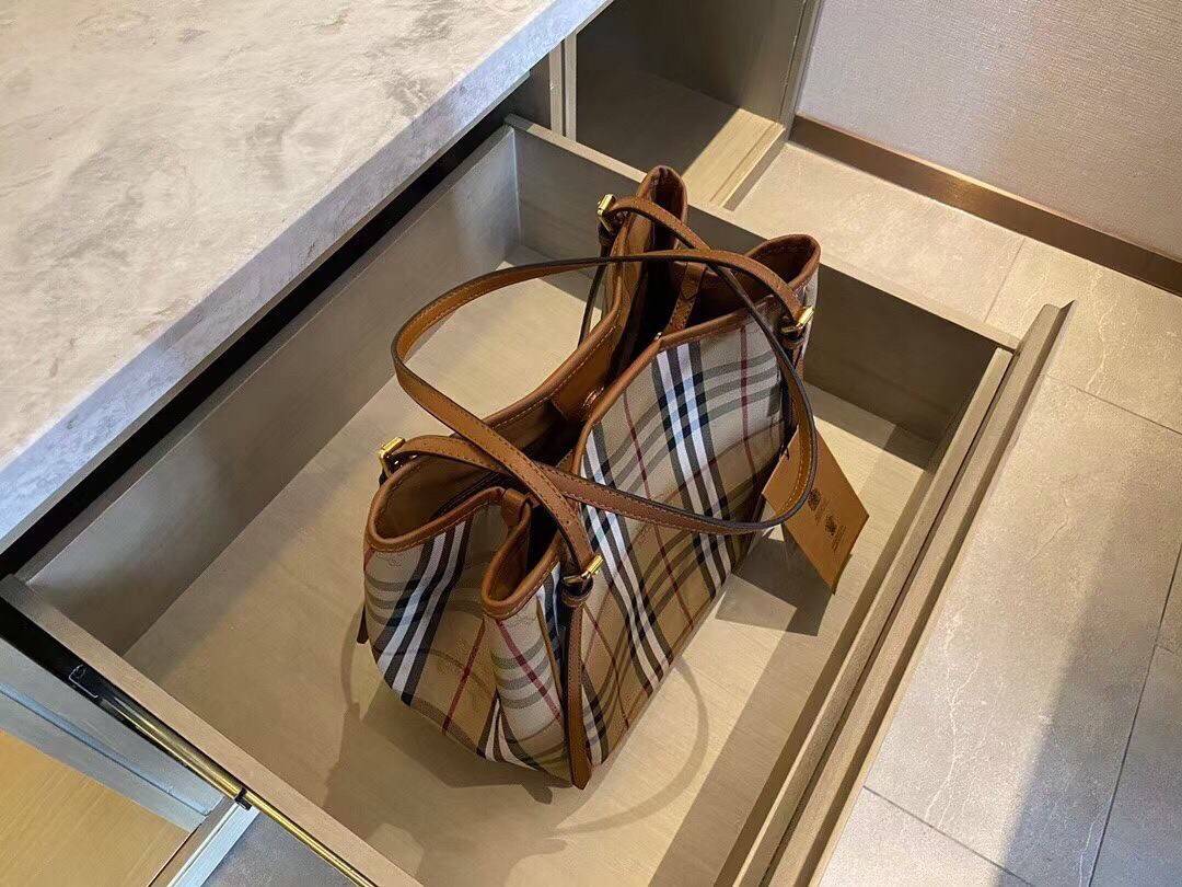 พรีเมี่ยมกิ๊ฟแท้ Burberry New War Horse Check Tote Gift Bag