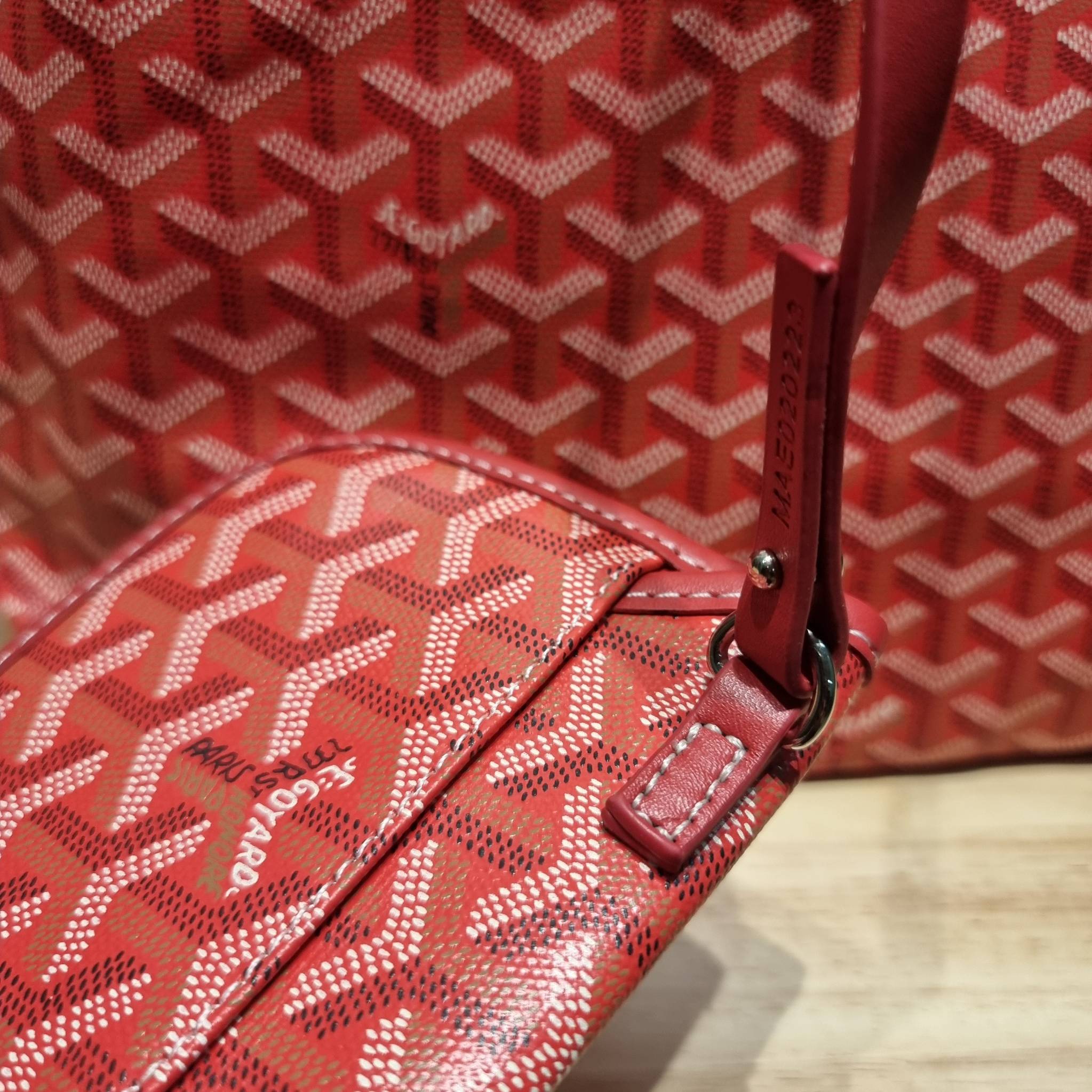 GOYARD BOHEME HOBO BAG / GOYARD HOBO กระเป๋าสะพายทรงโฮโบ ใบใหญ่จุใจ!! มาครบสีขายดี เลิศทุกสี รูปทรงคลาสสิค ดีไซน์เป็นเอกลักษณ์ วัสดุหนังแคนวาสพิมพ์ลายสวยคม ปากกระเป๋ามีซิปเปิด-ปิดกันของหล่นได้ ภายในโล่งกว้างมาก มาพร้อมสายคล้องในตัว ทนทาน สะพายสวยๆได้ทุกวั