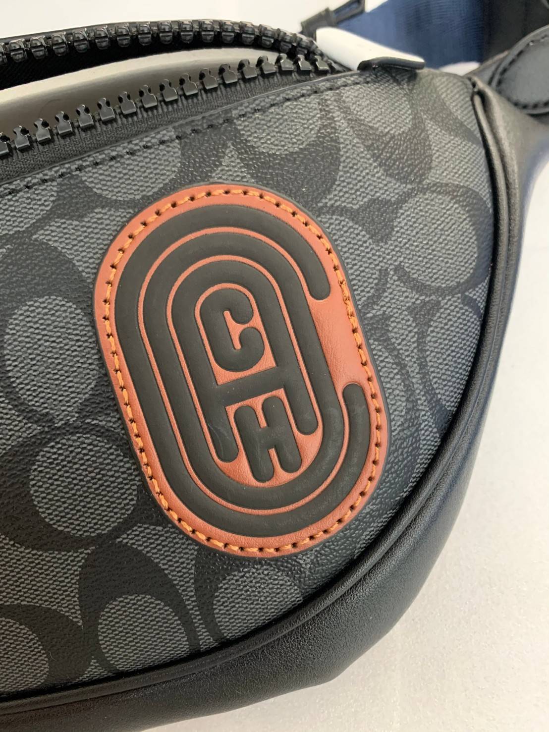 รุ่นที่หนุ่มๆต้องมีติดตัวค่ะ Coach Belt Bag ใบใหญ่คะ! ((79037)) กระเป๋าคาดอกด้านหน้า//คาดไปทางด้านหลัง//หรือคาดเอวได้ ตามแต่ความถนัดได้เลยนะคะ หนังแท้ นิ่มสวย มีช่องซิปหลักให้2ช่องใส่ของสำคัญได้ครบเลยนะคะ ใบใหญ่ใส่จุค่ะ! สายคาดเลื่อนปรับแบบฟรีไซด์ค่ะ 