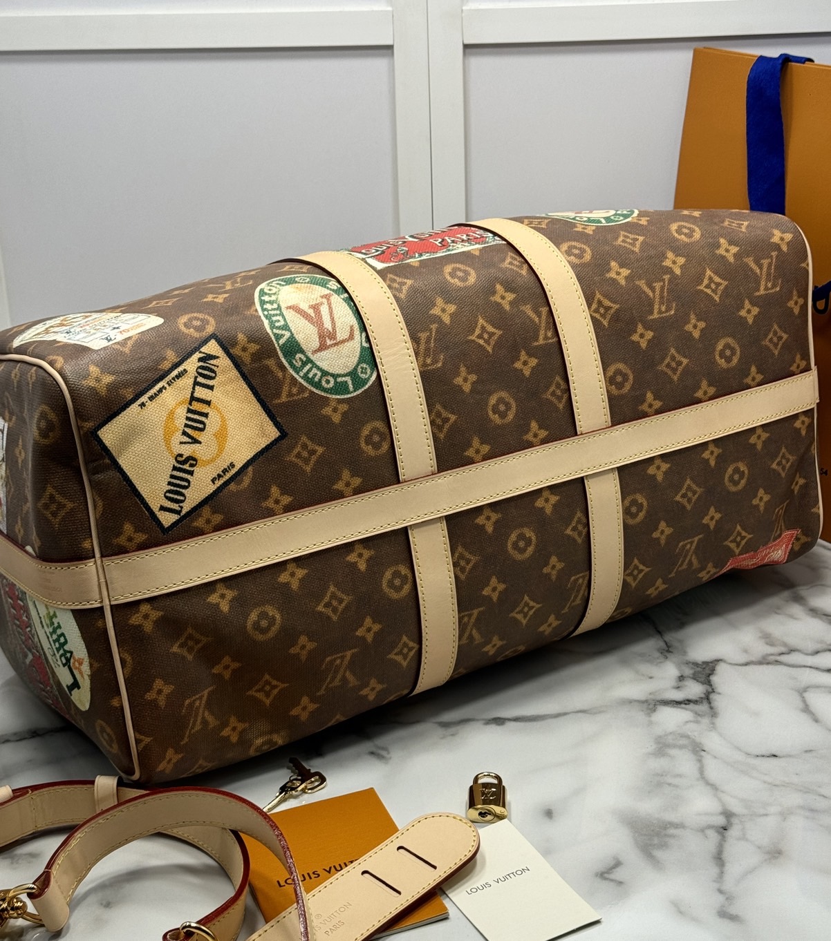 LV Keepall Bandoulière 45 Flight Mode กระเป๋าสะพายใบใหญ่ เอาใจสายรักการเดินทาง ด้วยลายลิมิเต็ด ตกแต่งลายท่องเที่ยวหรูหราและมีเอกลักษณ์เฉพาะตัว เหมาะสำหรับนักเดินทาง ภายในโล่งกว้าง จุของได้เยอะ