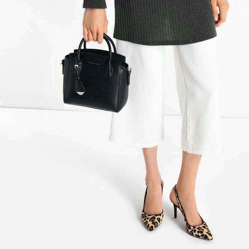 CHARLES & KEITH GUSSETED TOTE BAG กระเป๋าถือหรือสะพายวัสดุหนัง Saffiano สวยอยู่ทรงเเข็ง ไม่ย้วย ขนาดกำลังดี น้ำหนักเบา ดีไซน์สวยเก๋ด้วย TAG .ห้อยที่หูกระเป๋าปั๊มโลโก้แบรนด์อะไหล่ถอดเเยกใช้ได้ เปิดปิดด้วยซิปสะดวกใช้ สามารถใส่กระเป๋าสตางค์ใบยาว ของใช้จุกจิก