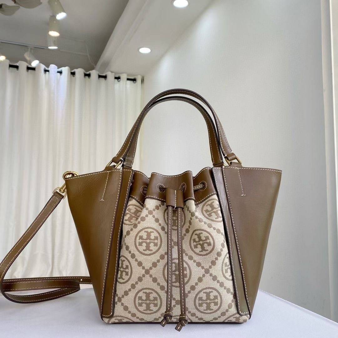 Tory T Monogram Mcgraw Dragonfly กระเป๋าถือหรือสะพายไหล่ วัสดุหนัง Jacquard อะไหล่ทอง ทรงปีก เปิด-ปิด ด้วยกระดุมแม่เหล็ก ด้านในโลง มี 2ช่องเล็ก จุของได้เยอะ น้ำหนักเบา สายสะพาย crossbody ได้ ปรับระดับได้