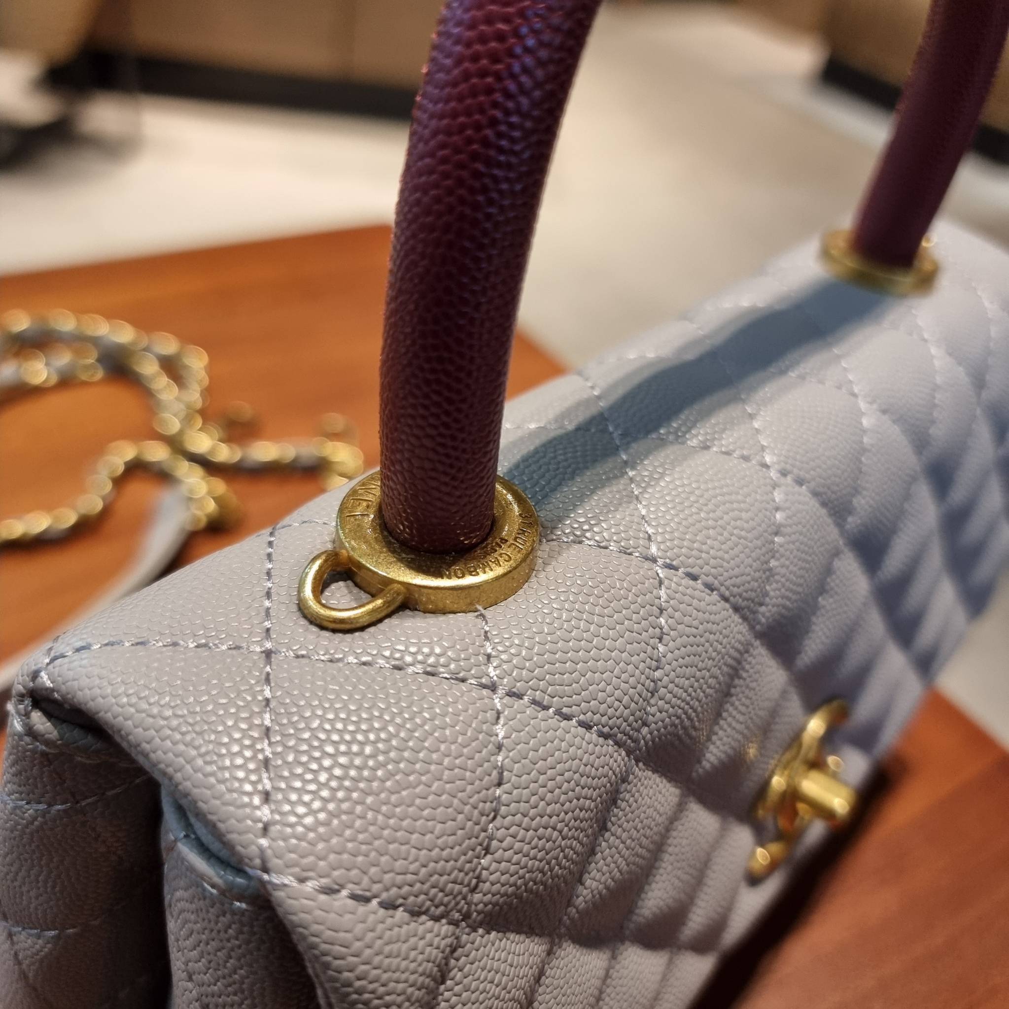 VIP 】รุ่นยอดฮิตตลอดกาล ไซส์กำลังสวย!! จากแบรนด์ Chanel กระเป๋าถือ/สะพาย หนังลายคาเวียร์ โลโก้เด่นชัด เปิด-ปิดกระเป๋าด้วยตัวบิดล็อค อะไหล่สีทองหรู ทรงสวยผู้ดี ภายในกระเป๋ามีช่องโล่งกว้างจุของได้พอสมควร มีช่องซิปแบ่งสัดส่วน ด้านหลังมีช่องเก็บของจุกจิกอีก 1 