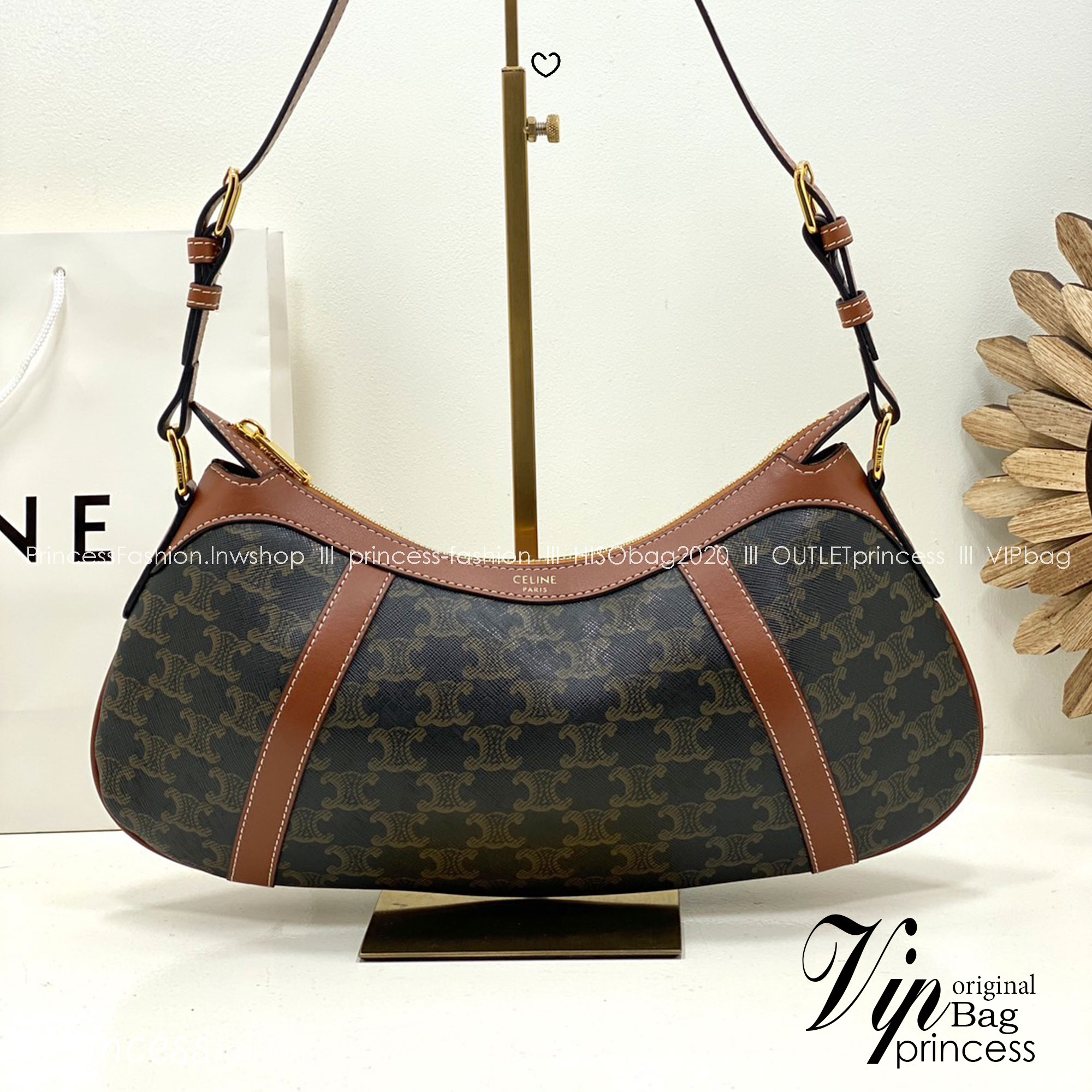CELINE STRIPED HOBO in TRIOMPHE กระเป๋าสะพายทรงโฮโบ รูปทรงสวยคลาสสิค ใหม่ล่าสุดก่อนใคร ใช้งานได้ง่าย ทุกลุค ทุกสไตล์ งานแคนวาสแท้พิมพ์ลายคมชัด สะพายไหล่แล้วดูหรูหรา