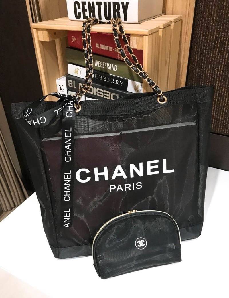 ห้ามพลาด Set สุดคุ้ม! ซื้อ1ได้ถึง2! Chanel GWP Shopping Bag With Pouch VIP Gift With Purchase กระเป๋าสะพายทรง Shopping Bag พร้อมกระเป๋าPouchใบเล็กเข้าชุดเเพ็คคู่รุ่น Limited Edition พรีเมี่ยมกิ้ฟแท้จาก Chanel Perfume Counter วัสดุ Nylon โปร่งคุณภาพดี ใบให