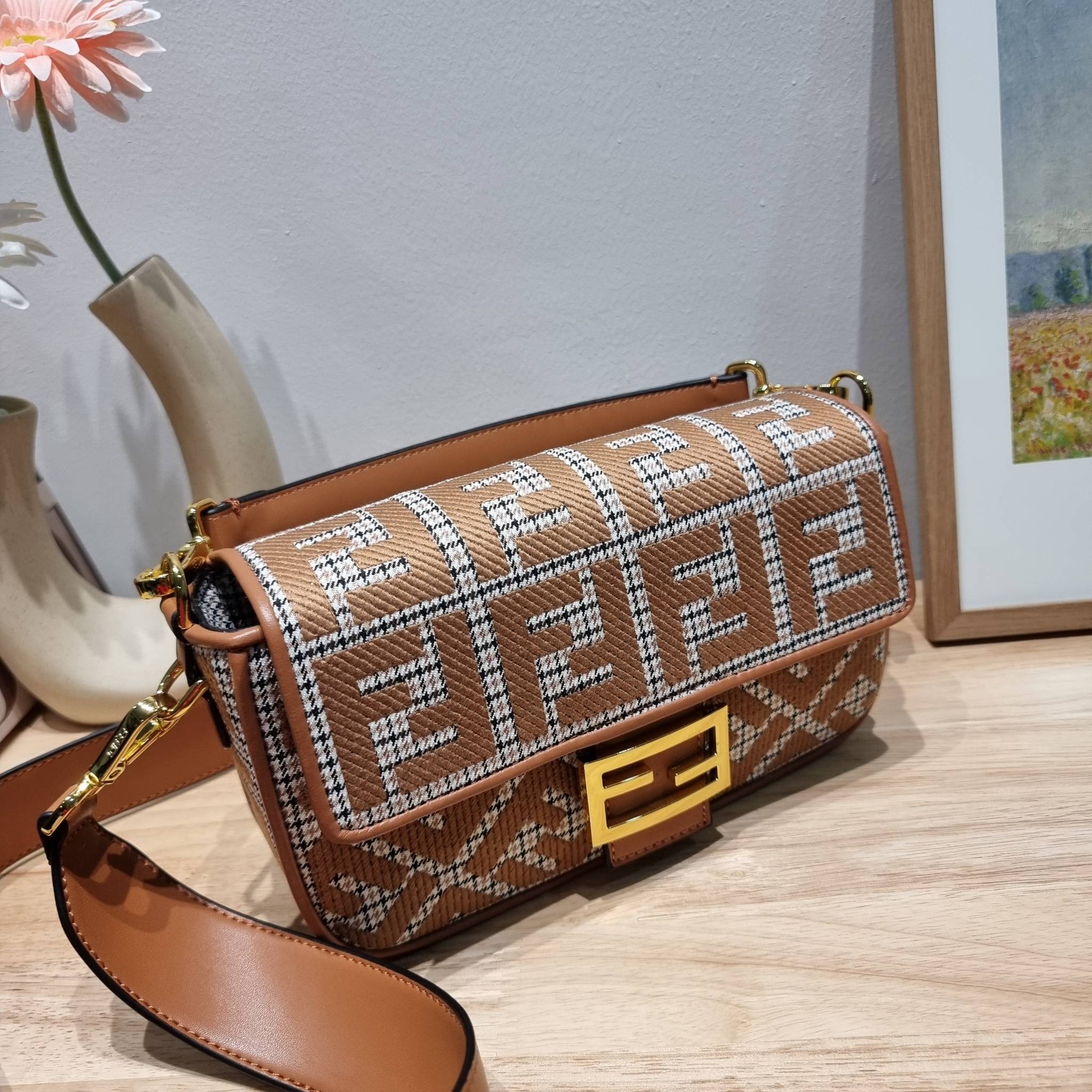 FENDI BAGUETTE MONOGRAM PRINT SHOULDER BAG / FENDI Baguette Brown houndstooth wool bag with FF embroidery อีกหนึ่งรุ่นใหม่ ปังไม่ไหวจ้าแม่!! กระเป๋าสะพายทรงแบคเกตต์ ดีไซน์ลวดลายรอบใบ มี texture โดดเด่นน่าใช้ ดูหรูและคลาสสิค
