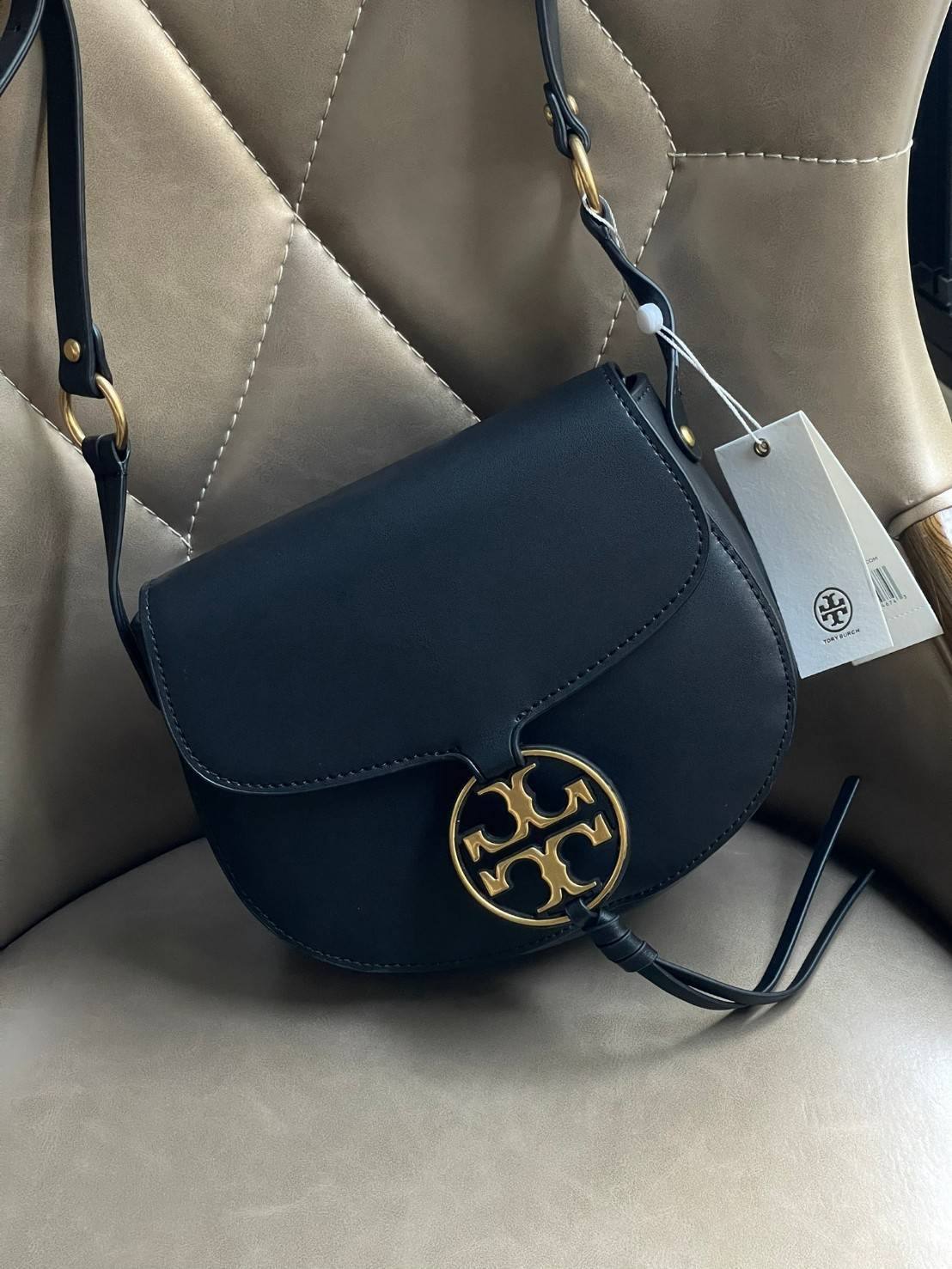Tory Burch Miller Metal Saddle Bag กระเป๋าที่ใช้เป็น Everyday Bag ก็คือสามารถใช้งานได้บ่อยครั้งและสามารถสะพายไปทำกิจกรรมต่าง ๆ