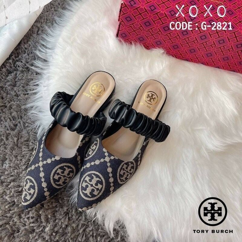 Tory Burch งานสวมหน้าวี วัสดุผ้าทอลายแบรนด์ ด้าบนแต่งสายคาดย่น สวบเก๋ รุ่นนี้ใส่แล้วขาดูเรียวยาวเพิ่มขึ้น แมทส์ชุดง่าย น้ำหนักเบา