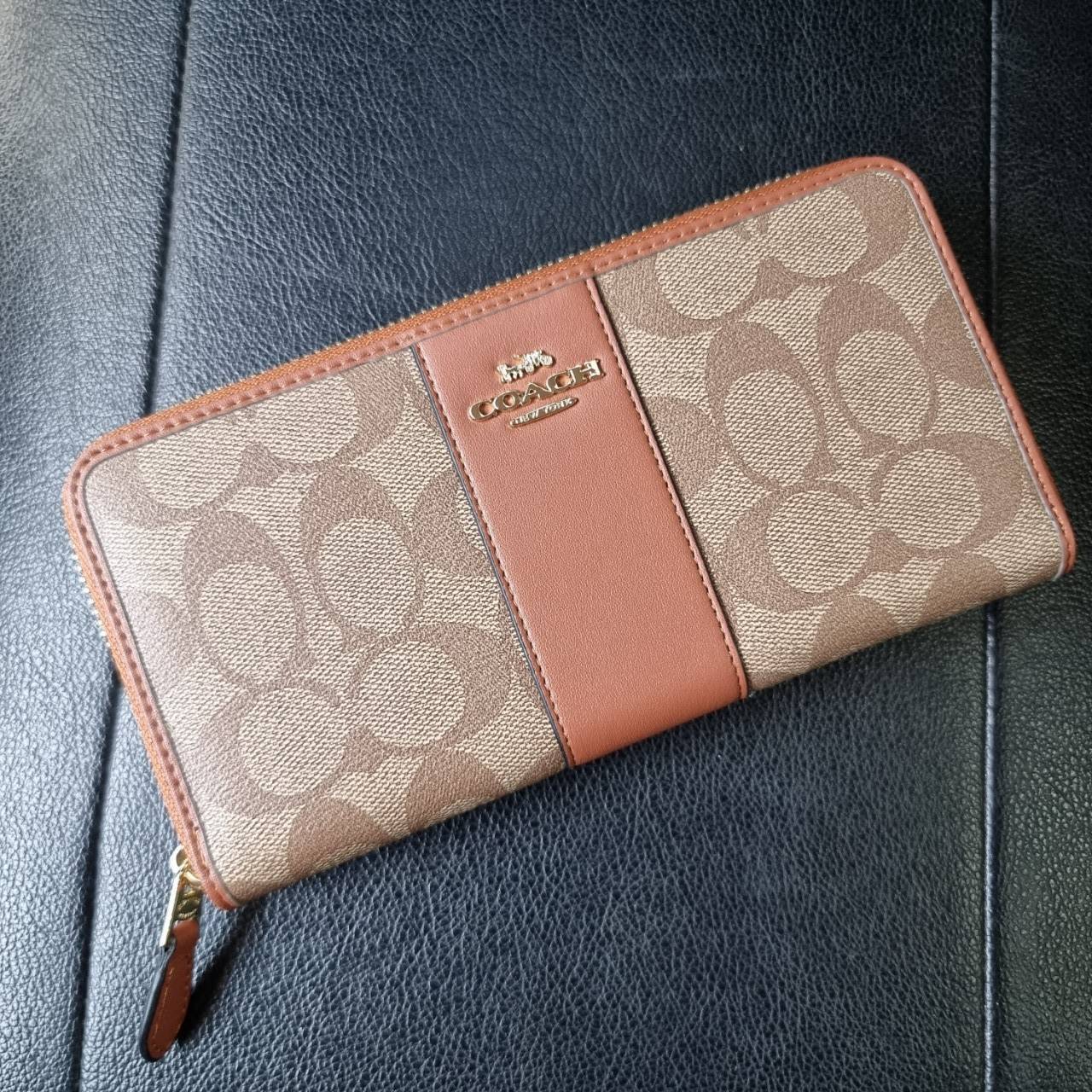 COACH F54630 ACCORDION ZIP WALLET IN SIGNATURE COATED CANVAS WITH LEATHER STRIPE กระเป๋าสตางค์ใบยาวรุ่นคลาสสิค คัดสีขายดีมาให้กันเลยจ้า ♥️ วัสดุหนังแคนวาสเคลือบลาย เปิด-ปิดด้วยซิปรอบ รูดใช้งานง่าย ใส่บัตรได้ มีช่องซิปใส่เหรียญ ใส่มือถือได้ พกใบนี้ใ