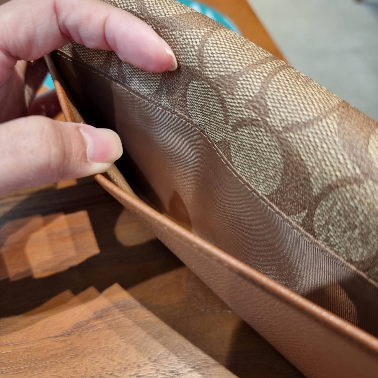 COACH F53763 TRIFOLD WALLET IN SIGNATURE กลับมาแล้วจ้า!! รุ่นขายดี!! 💓 ดีไซน์ใหม่ กระเป๋าสตางค์ใบยาว แถมที่ห้อยใส่บัตรแยกให้ (ถอดออกได้) น่ารักมากๆ ใช้งานง่าย เปิด-ปิดด้วยกระดุม ภายในใส่ธนบัตร ใส่บัตรได้เยอะ ใส่มือถือได้ไปอีก!! จุใจสุดๆ บอกเลยว่าใ