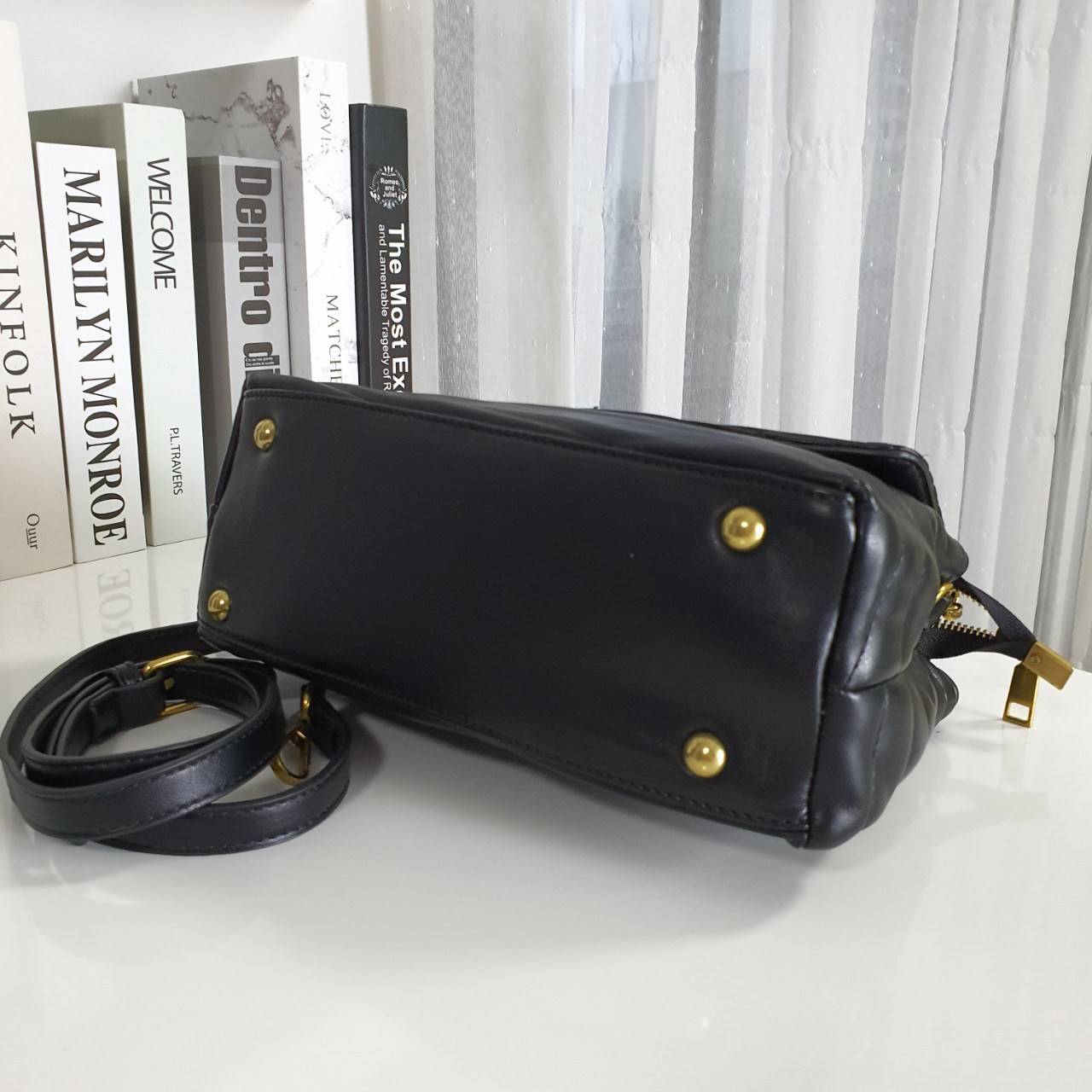 Tory Burch Kira chevron Qulited Bag กระเป๋าสะพายทรงสวย ใบขนาดเล็กกำลังดี วัสดุหนังสังเคราะห์ นิ่มมือมากกก **อะไหล่ทองวินเทจ ประดับโลโก้แบรนด์เป็นตัวล็อคด้านหน้า ด้านในบุผ้ากำมะหยี่สีแดง แบ่งช่องเป็นสักส่วน พร้อมช่องซิปกลาง สามารถใส่กระเป๋าสตางค์ใบกลาง มือ