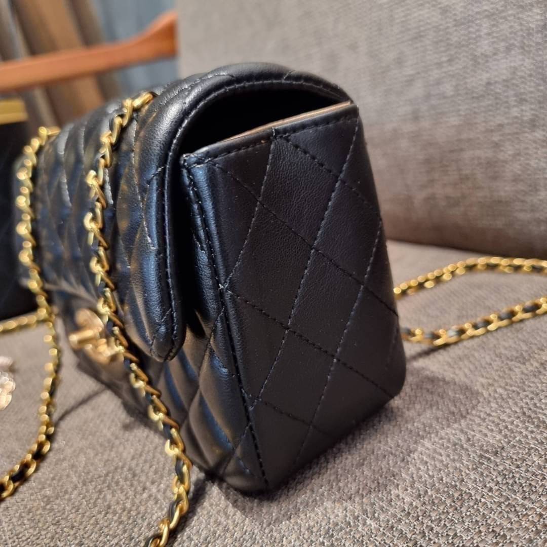 VIP 🥂 เซ็ทคือที่สุดของความคุ้ม CHANEL GIFT BOX SET สุดหรูชวนให้สะสม สุดยอดไอเท็มหายากพร้อมเสิร์ฟครบชุด สุดคุ้ม มาพร้อมกระเป๋าสะพายถึง 2 ใบ สุดหรูลิมิเต็ด หาไม่ได้ง่ายๆ ในคอลเลคชั่นภายในสีทอง และที่พิเศษยังมีน้ำหอมตัวท็อปมาให้อีก chanel no.5 ที่แสน