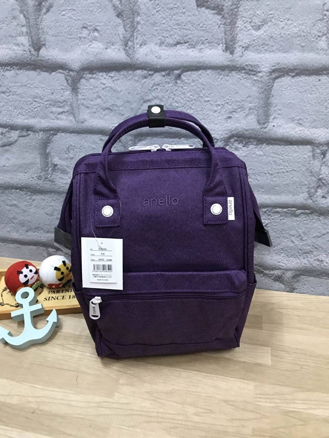 Anello Mottled Polyester Mini Backpack เป้แบรนด์ดังแห่งปี วัสดุ poleyester canvas เนื้อผ้าเรียบหรู และทันสมัย ดีเทลคล้ายรุ่น original ต่างตรงที่ด้านหน้าเป็นงานปักโลโก้สวยงาม และหัวซิป สกรีนโลโก้แบรนด์สีสันเข้ากับตัวกระเป๋า รุ่นชน shop มีหลากสีให้เลือกสรรค