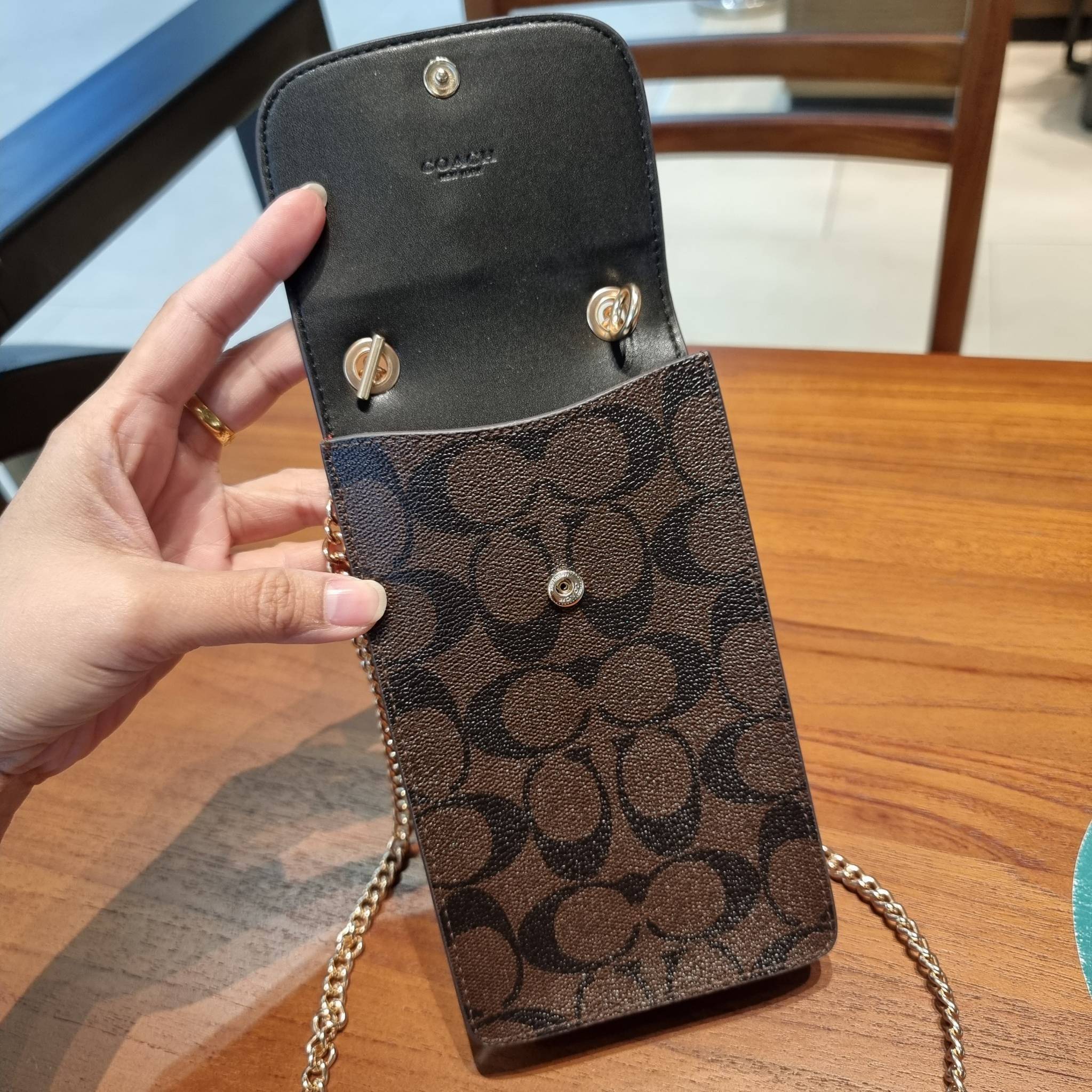 COACH F73486 NORTH/SOUTH PHONE CROSSBODY IN SIGNATURE CANVAS WITH FRUIT 🍒🍓🍋 แจกความสดใสกันอีกครั้ง!! กับกระเป๋าสะพายเอนกประสงค์ Case phone ใส่โทรศัพท์มือถือได้ทุกรุ่น ดีไซน์ลายผลไม้ฉ่ำๆ สวยมีเสน่ห์ 💖 วัสดุหนังแคนวาสคุณภาพ ฝ