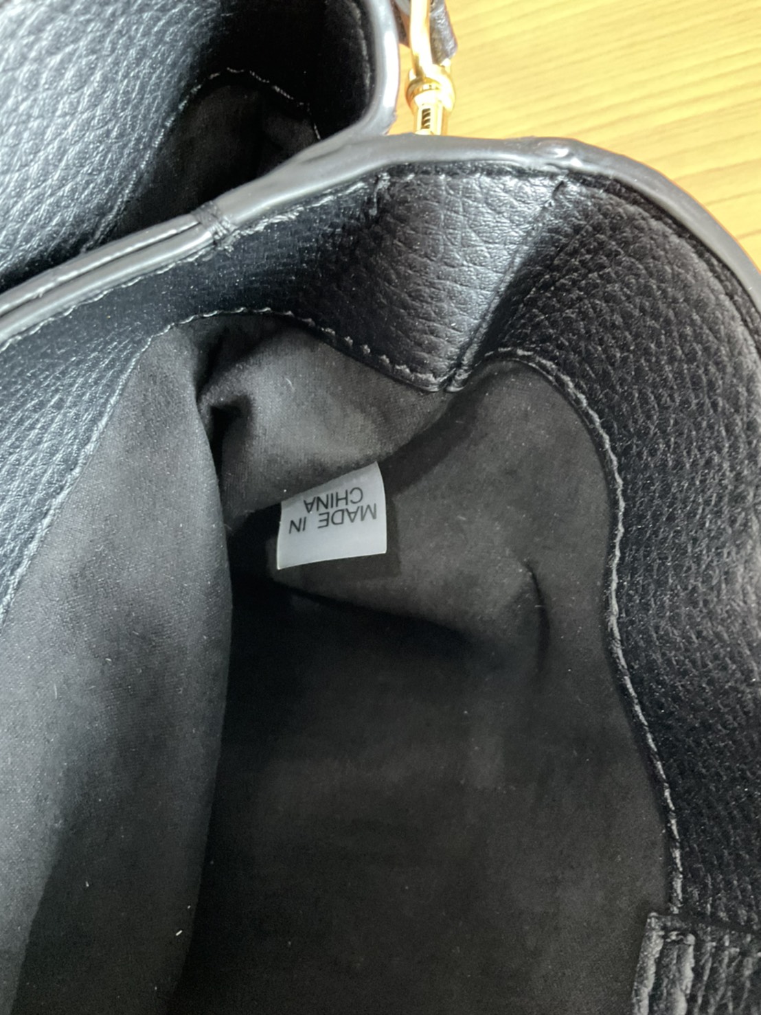 Tory Burch McGraw Mini Satchel กระเป๋าถือ/สะพาย Crossbody วัสดุหนังลูกวัวแท้ 100% ด้านหน้าประดับโลโก้หนัง ตัดเป็นรูปตัว T สัญลักษณ์แบรนด์ ตัวกระเป๋าเดินด้ายเล่นลายเพิ่มลูกเล่น เพื่อความเก๋!!