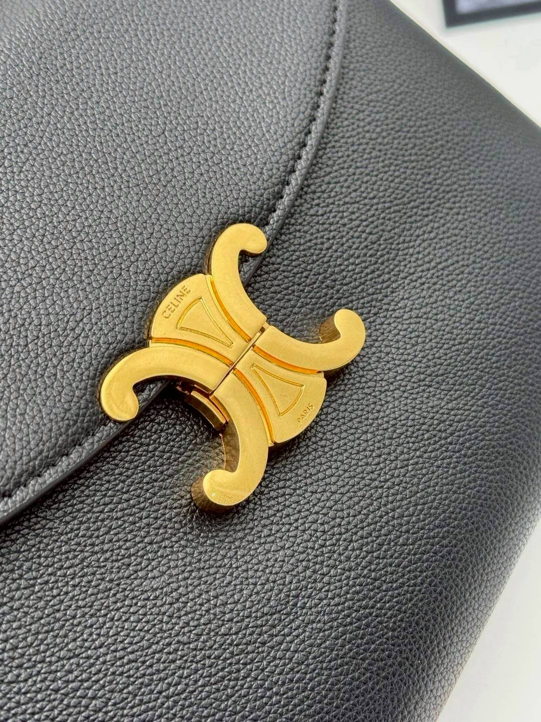 CELINE NINO BAG IN SUPPLE GRAINED LEATHER กระเป๋าสะพายพร้อมหูจับในตัว ดีไซน์แบบสวยสับดูแพงสุดๆ รูปทรงคลาสสิคทำให้ใช้งานได้ง่าย แมทช์ได้หลากหลายสไตล์ สวยมาก