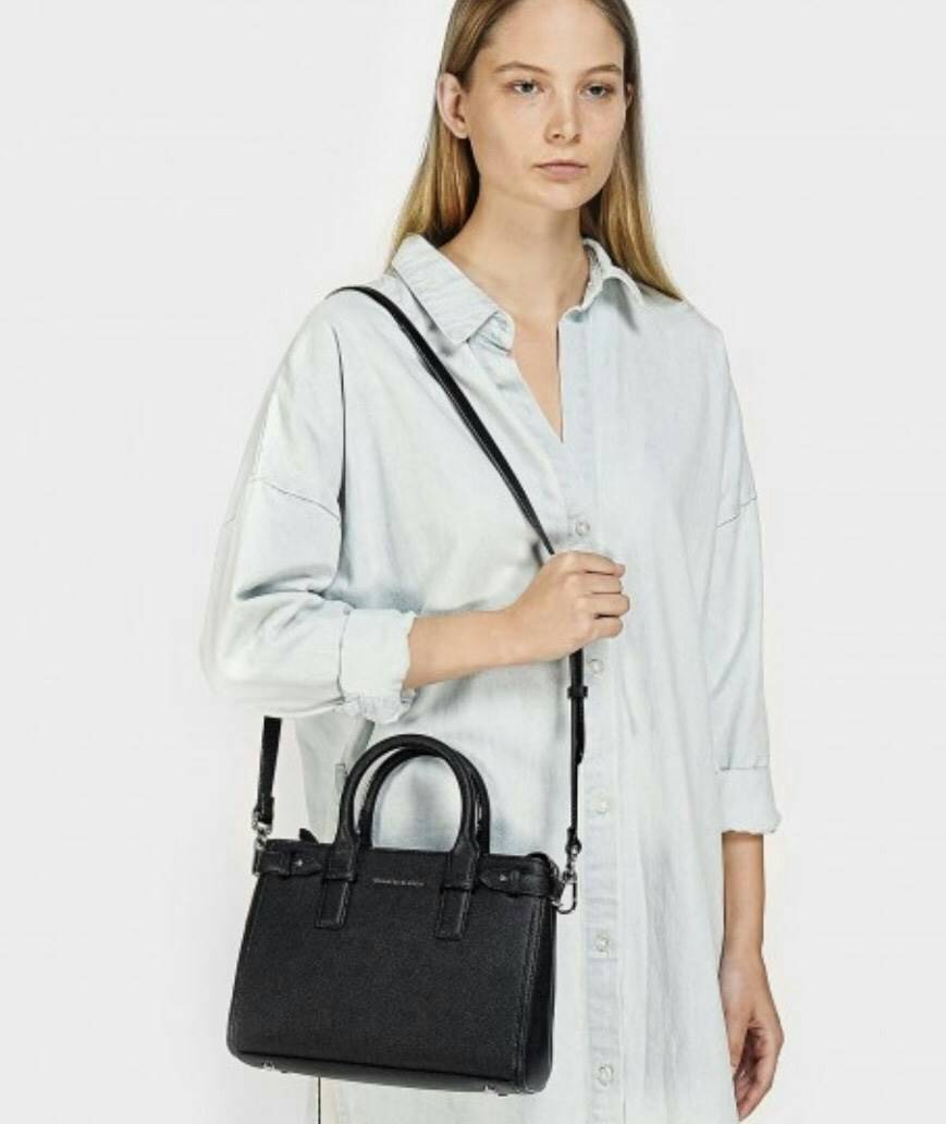CHARLES & KEITH BASIC TOP HANDLE BAG กระเป๋าถือหรือสะพายรุ่นใหม่ชน shop ดีไซน์สวย อยู่ทรง ขนาดกำลังดี น้ำหนักเบา ด้านหน้าประดับโลโก้แบรนด์ เปิดปิดด้วยซิปสะดวกใช้ ด้านข้างมีสายรัดปรับทรงกระเป๋าค่ะ ภายในมีช่องซิป ใส่กระป๋าสตางค์ใบยาว mini iPad ได้ค่ะ มีหมุด