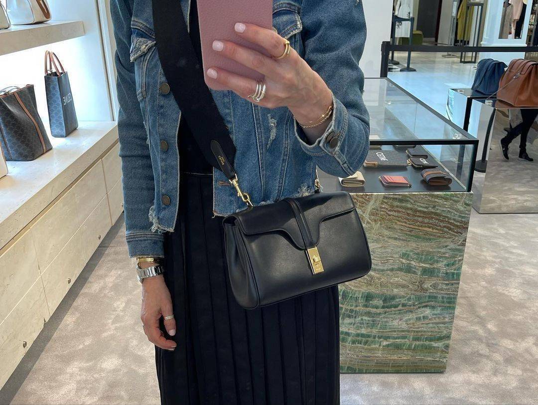 พร้อมส่งความสวย✴️นาทีนี้ต้อง CELINE TRIOMPHE CROSSBODY BAG SMOOTH CALFSKIN VIP GIFT WITH PURCHASE-GWP พรีเมี่ยมกิ๊ฟ Limited Edition จาก CELINE PERFUME DUTY FREE COUNTER วัสดุ หนังแท้ CALFSKIN ดีไซน์สวยหรูสุดคลาสสิคหนังเรียบสวยอยู่ทรงเปิดปิดด้วยฝาปิ