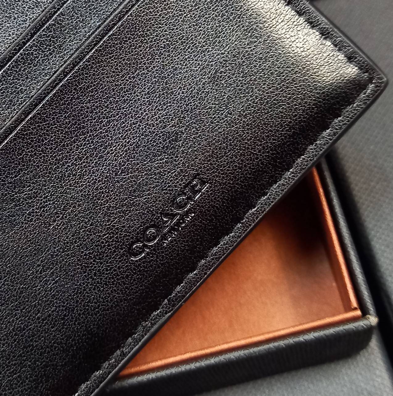 COACH COMPACT ID WALLET IN SPORT CALF LEATHER WITH KEY FOB LIMITED BOX(COACH F74991)🍁BOX SET กระเป๋าสตางค์ใบสั้น มาพร้อมใบลูกแบบแพ๊คคู่+และพวงกุญแจ//วัสดุหนังแท้ หนังนิ่ม เนื้อสัมผัสคือดีมากๆ ยิ่งจับ ยิ่งดูดี มาดเข้มบาดลึกลงตัวมาก ดูมีเสน่ห์น่าค้น