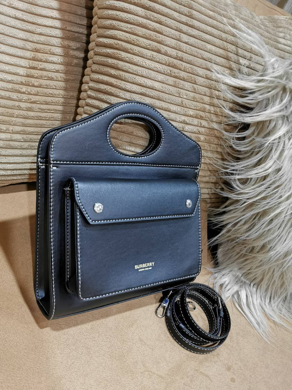 BURBERRY FRAGRANCES CROSSBODY BAG VIP GIFT WITH PURCHASE (GWP) พรีเมี่ยมกิ๊ฟ Limited Edition ใหม่ล่าสุดจาก BURBERRY PERFUME วัสดุหนังแท้ Calf Skin ทรงเหลี่ยม ดีไซน์สวยหรูอยู่ทรง ด้านหน้ามีช่องใส่ของ ภายในโล่งกว้าง มีช่องซิปแบรนด์ สามารถใส่กระเป๋าสตางค์ใบย
