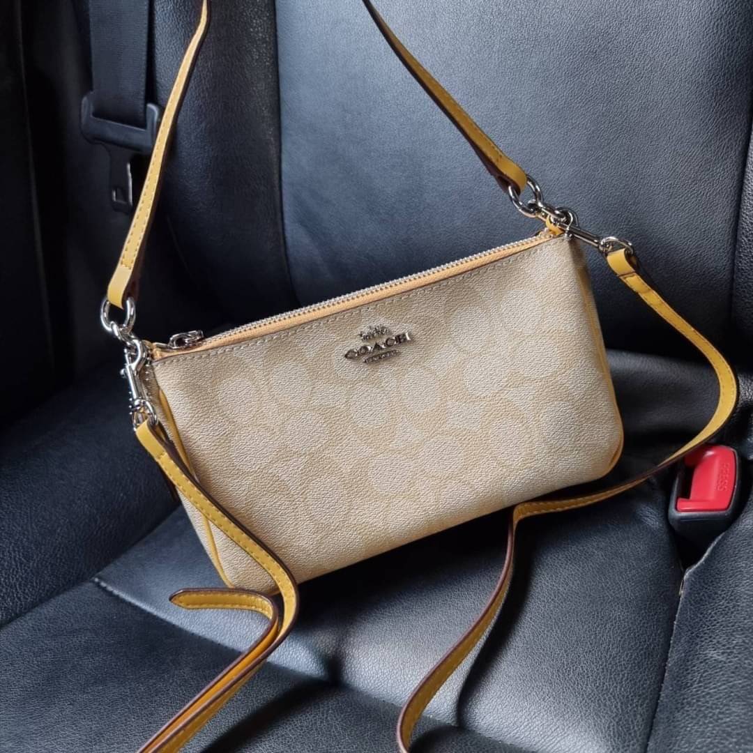 COACH F58321 TOP HANDLE POUCH อีกรุ่นฆ่าไม่ตาย!! 😎 ขายดีขายหมด ขายรวยขายปังๆ!! กระเป๋าพอชจากโค้ช ทรงใช้งานง่าย สะดวก กะทัดรัด วัสดุหนังแคนวาสเคลือบคุณภาพดี มาพร้อมสายคล้องในตัว และสายสะพาย crossbody ปรับเปลี่ยนได้ตามสไตล์ อีกหนึ่งไอเท็มที่สาวๆต้อง