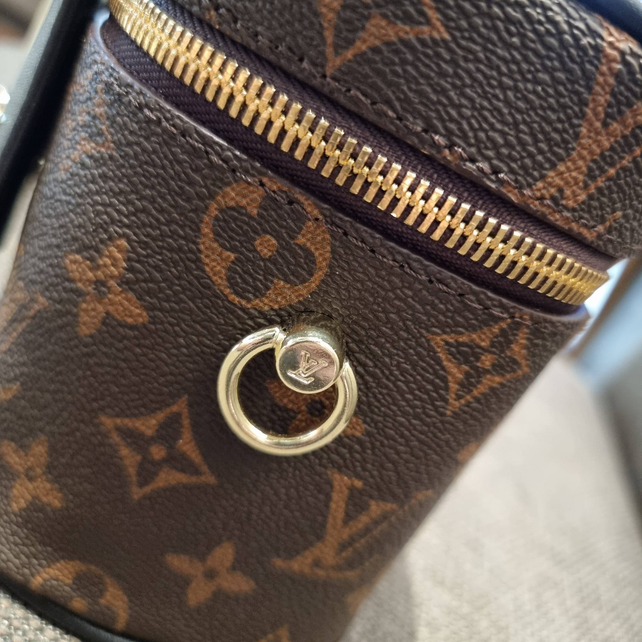 LV EXCLUSIVE VIP COSMETICS GIFT BOX กระเป๋าถือ/สะพาย สวยอยู่ทรง มาพร้อม box set สุดหรู adapt ใช้เป็นกระเป๋าเก็บเครื่องสำอางค์ ถือเชิดๆ หรือสะพายเลิศๆ ไปเที่ยว ไปไหนๆก็ดูแพง!! สวยจริงจัง!! พิเศษ!! มาพร้อมแม่กุญแจล็อคครบชุด และพวงหนังห้อย คุ้มมากๆแม๊!! ทุกด