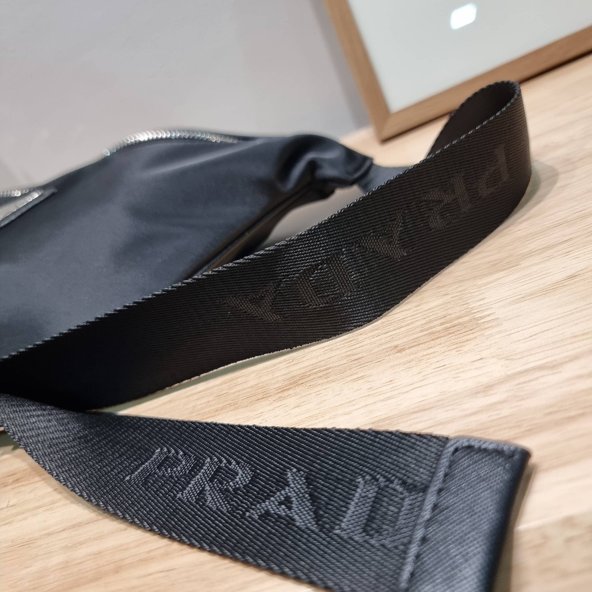 PRADA NYLON BUM BAG / PRADA Nylon Belt Bag กระเป๋าคาดอก รุ่นยอดฮิต ที่ใครๆก็ตามหา ด้วยดีไซน์คลาสสิค ใช้งานง่าย คล่องตัวสุดๆ เปิด-ปิดด้วยซิป ภายในโล่งกว้าง