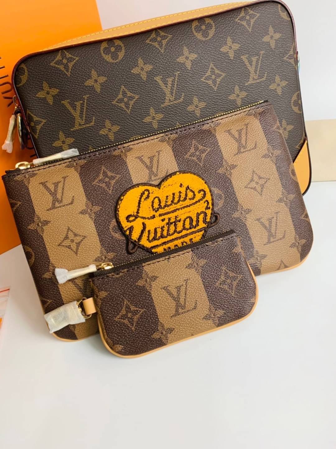 LV Trio messenger เกรดใช้งานสลับใบจริงได้ เทพออริจินอล เนื้องานสวยงาม หนังแท้ ใช้ได้ทั้งชายหญิง ภาพสินค้าถ่ายจากงานขายจริงใช้งานต่างประเทศได้