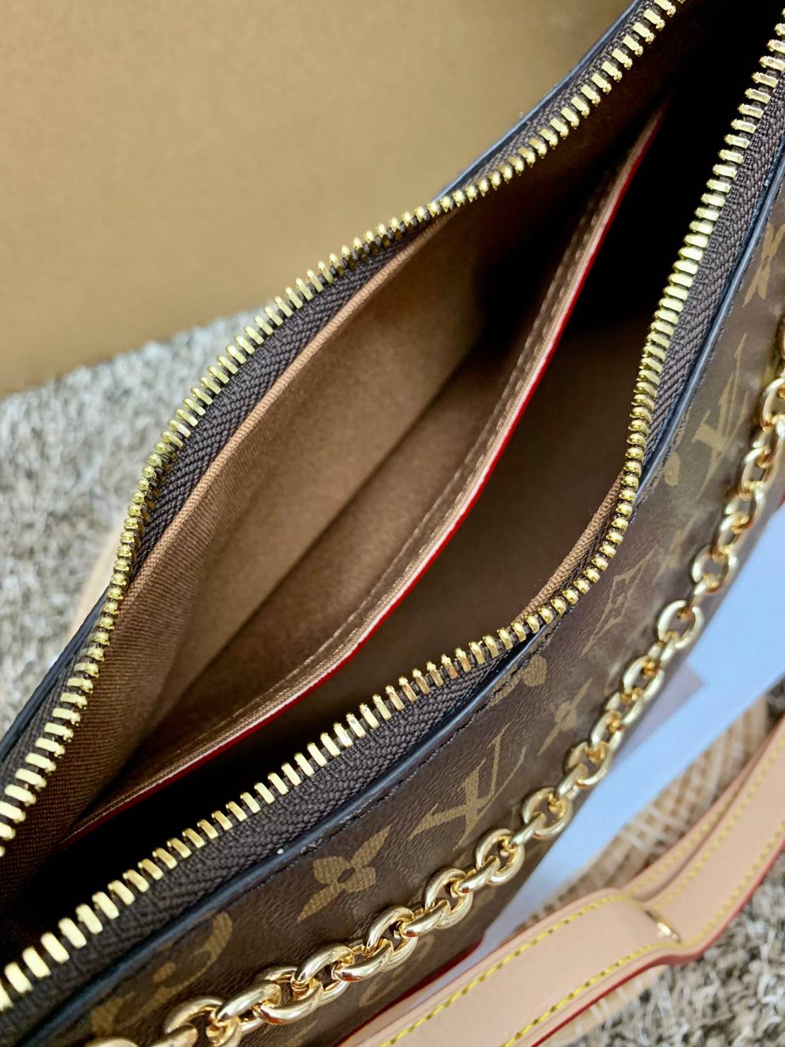 รุ่นฮิตปี2021 สะพายได้ทั่วโลกค่ะ!! LOUIS VUITTON BOULOGNE M45832 พร้อมส่ง! LV PREMIUM GIFT ตปท.!! กระเป๋าหิ้ว//สะพายข้างได้ หนังแกะ ทรงสวยมากๆค่ะ เปิดปิดกระเป๋าแบบซิปคู่ อะไหล่ทองแววหรูหรามากๆ