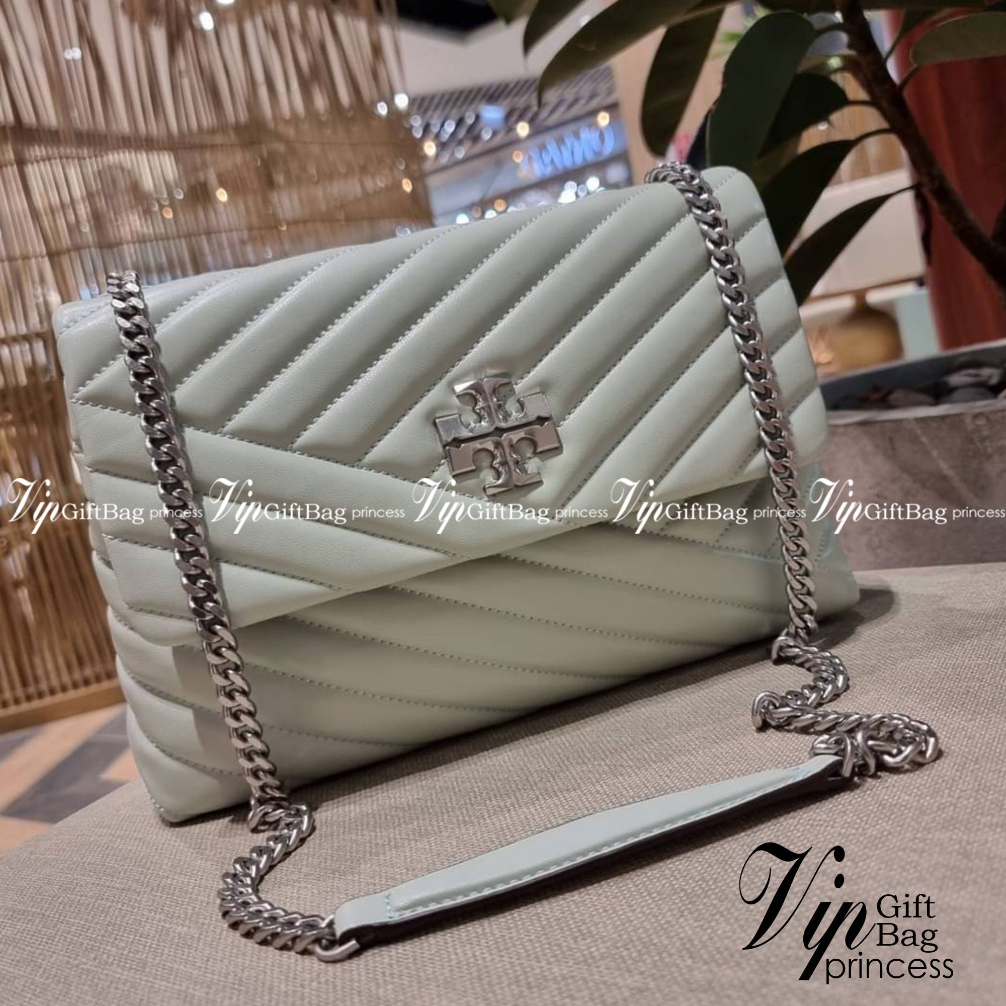 TORY BURCH KIRA CHEVRON CONVERTIBLE SHOULDER BAG (SMALL / MEDIUM) กระเป๋าสะพายรุ่นยอดฮิต ไซส์คลาสสิค ที่ใช้ยังไงก็ดูหรู ดีไซน์เฉพาะตัว วัสดุหนังแกะ สัมผัสนิ่ม เปิด-ปิดด้วยกระดุมแม่เหล็ก ภายในเป็นช่องโล่ง ใส่กระเป๋าสตางค์ มือถือ เครื่องสำอางค์ พาวเวอร์แบงค
