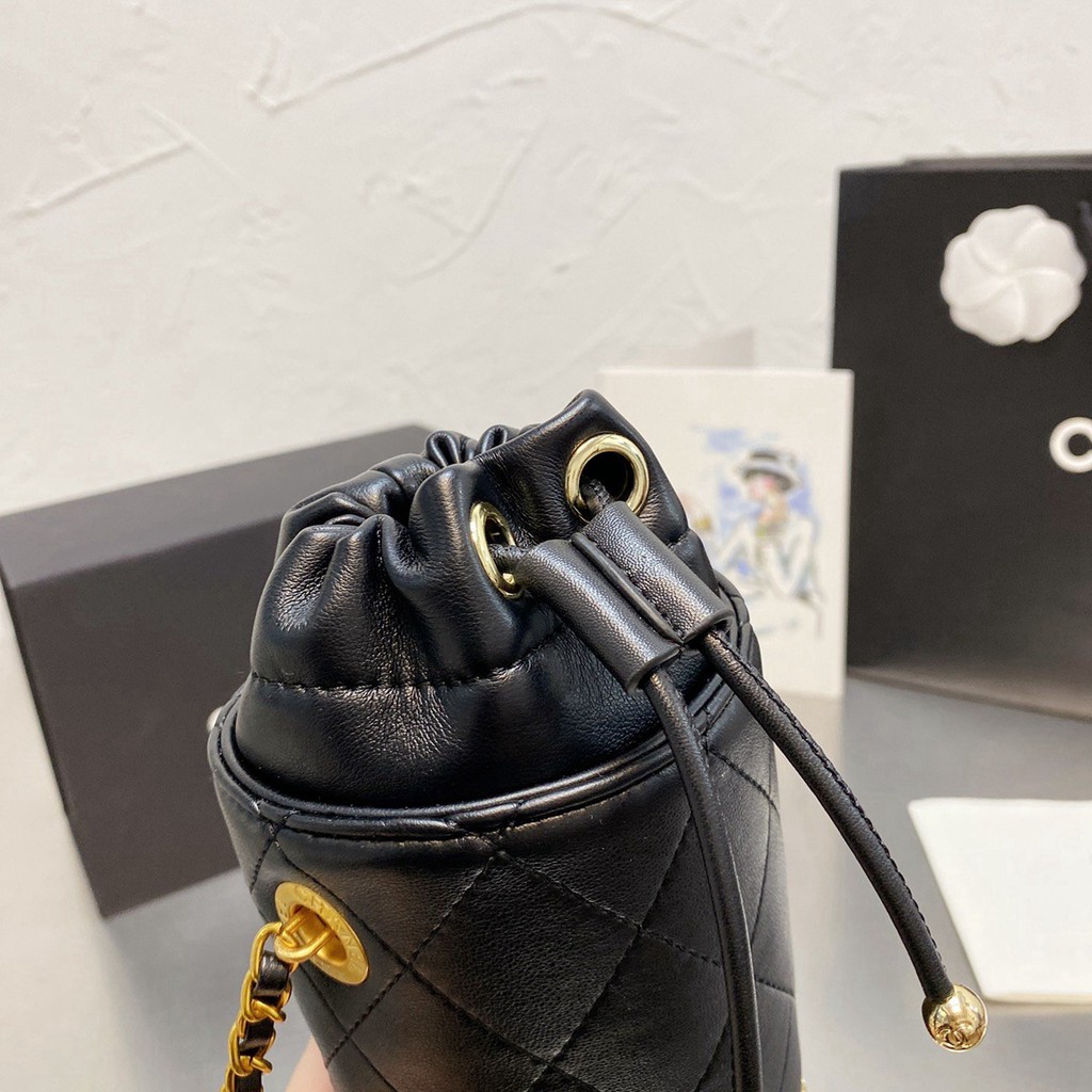 VIP 】CHANEL mini bucket bag น้องคนสวยมาใหม่จ้า รุ่นใหม่กริ๊บ!!ละมุนคุณหนูต้องมาแล้วแหละ กระเป๋าทรงถังไซส์มินิ ใช้งานง่ายด้วยการรูดหนังปิดรอบปากกระเป๋า ทุกอย่างลงตัวที่สุด!! น่ารักมากๆ หนังลายคลาสสิคแต่งมุกอะไหล่ทองขอบล่าง เปิดแบบหูรูด มาพร้อมสายสะพายนาวคร