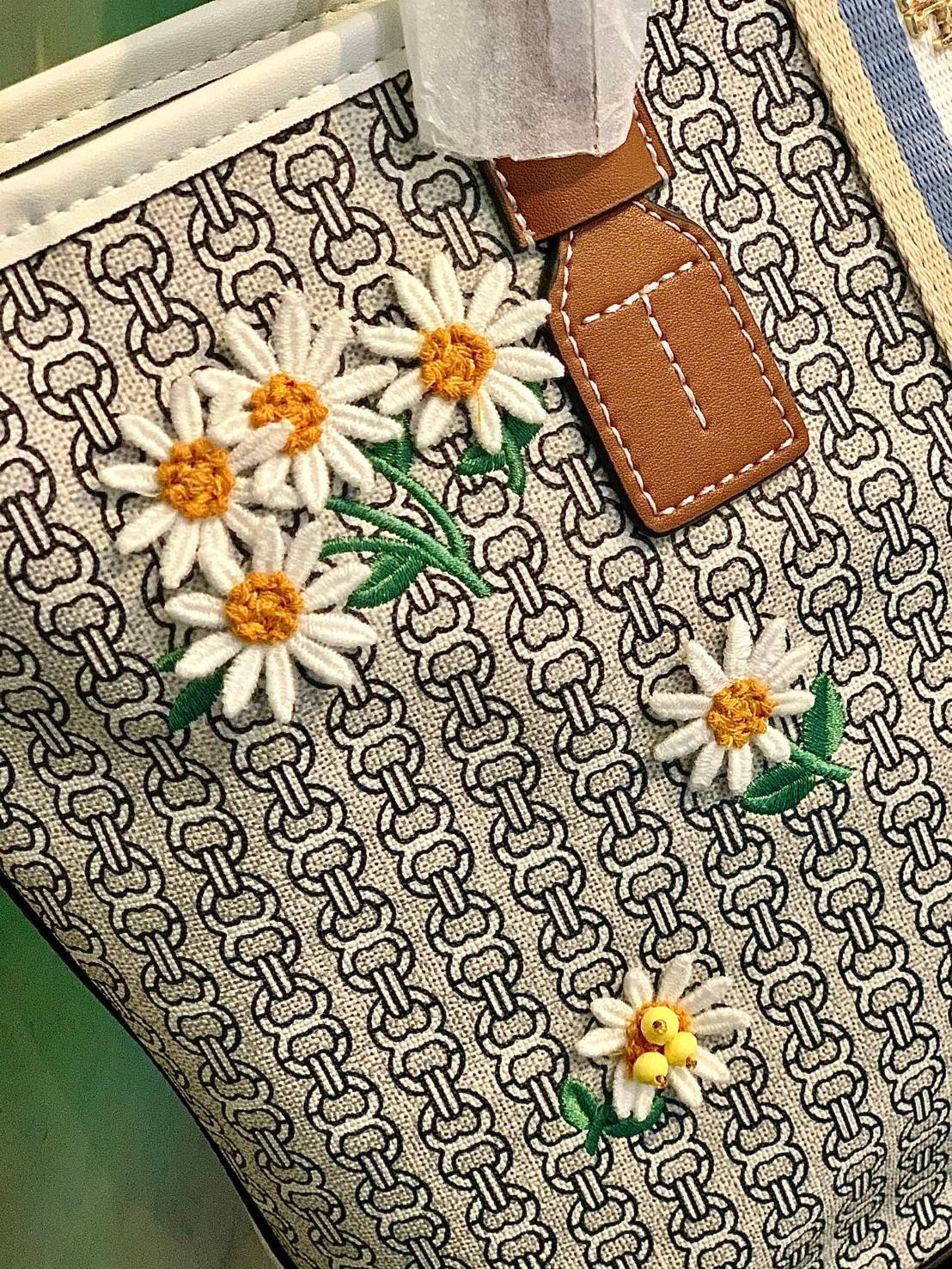 TORY BURCH GEMINI CANVAS SMALL PATCHES TOTE 🔺จุดเด่นของหนังคุณภาพต้องนิ่มสัมผัสได้ ไม่แข็งทื่อๆนะคะ! พร้อมส่งที่ไทย ใช้วันไหนๆก็สวยสุดๆไปเลยค่าา! กระเป๋าทรงTote ไม่เล็กอย่างที่คิดนะคะ😁 หนังแท้ชั้นดี ลายหนังสวยนิ่มมือดีมากค่ะ ตัวกระเป๋าลายโ