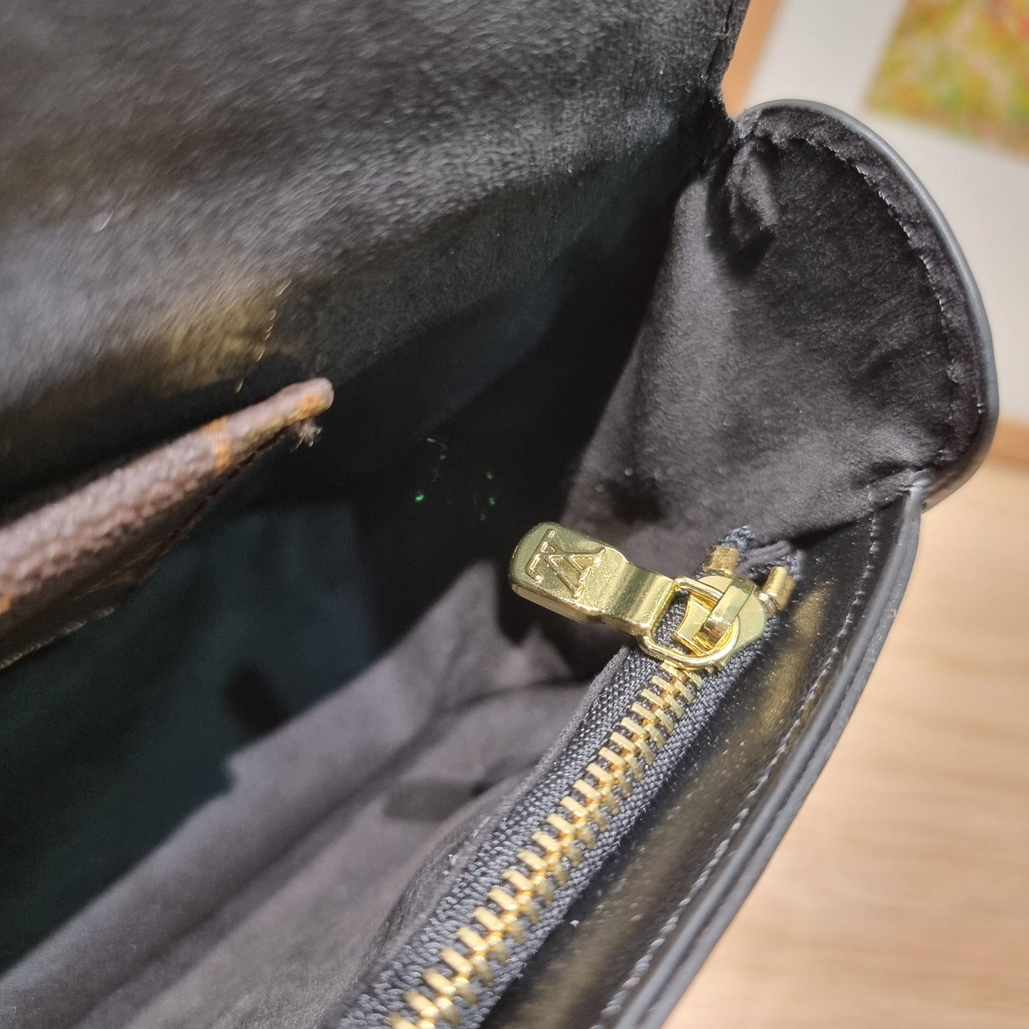 LV officier crossbody bag / LV Officier Pouch With Strap กระเป๋าสะพายเรียบหรู ดีไซน์เรียบง่าย ใช้งานสะดวก พร้อมใบลูกน่ารัก และสายสะพายเส้นใหญ่ ทนทาน แน่นหนา วัสดุหนังเรียบสวย