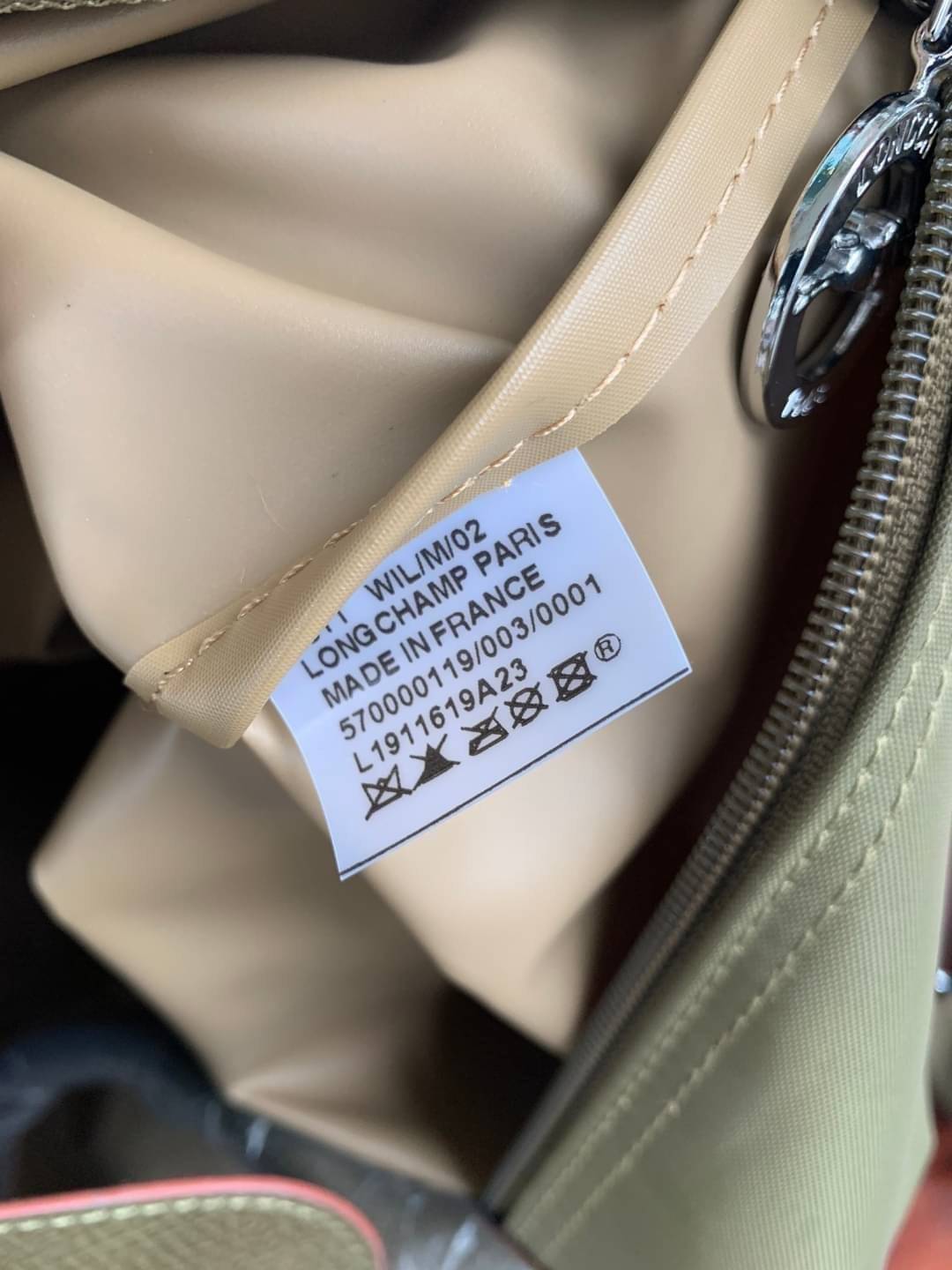 LONGCHAMP LE PLIAGE CLUB TRAVEL BAG กระเป๋าขนาดใหญ่สำหรับการเดินทาง เราเรียกที่นี้ว่า travelling bag รุ่นคลาสสิค มาพร้อมสายสะพายยาวที่ปรับและถอดออกได้ ความพิเศษของรุ่นนี้ที่ครองใจนักเดินทางทั่วโลก คือซิปรอบตรงกลางตัวกระเป๋า สามารถเปิดซิปเพื่อขยายขนาดและพั