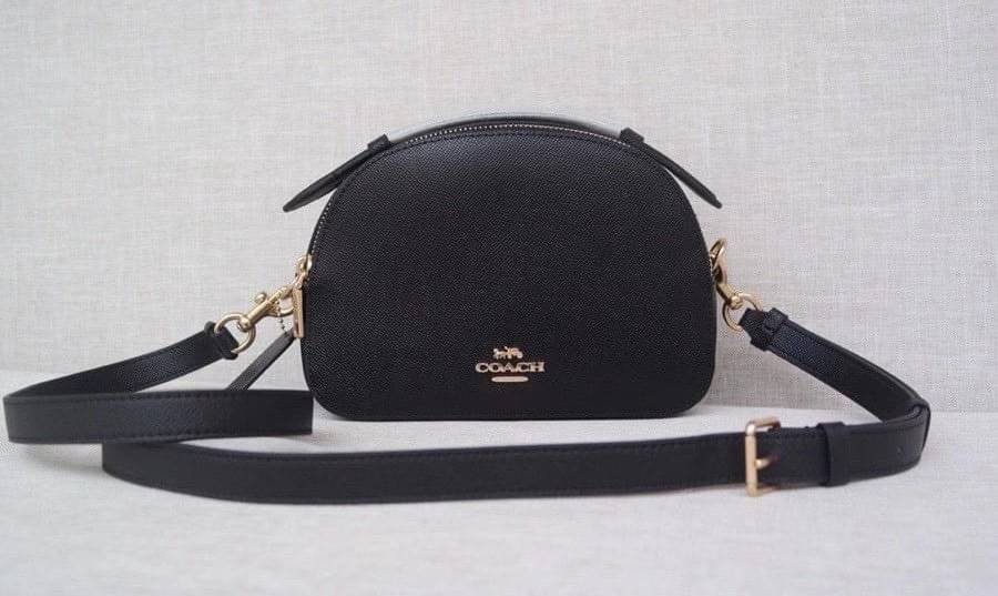 COACH SERENA SATCHEL CROSSBODY BAG กระเป๋าทรงโดมเล็ก น่ารัก แต่ใส่ของได้จุเลยทีเดียว!! มี2ช่องซิปหลัก ช่องค่อนข้างกว้าง สามารถใส่กระเป๋าเงินใบกลางได้;ของจำเป็นอื่นๆได้ครบเลยค่ะ มีช่องเล็กให้ใส่ของจุกจิก ด้านหลังมีช่องเล็กให้อีกช่องค่ะ พร้อมสายยาวถอดออกได้