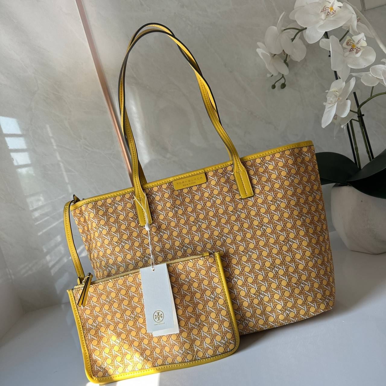 Tory Burch Ever Ready Zip Tote Small Coated Canvas / Tory Burch Geo Logo Tote กระเป๋าโท้ท พิมพ์ลายด้วยลวดลายสานตะกร้าอันเป็นเอกลักษณ์ของแบรนด์ ซึ่งได้แรงบันดาลใจจากความหลงใหลในงานจักสานของผู้ก่อตั้ง